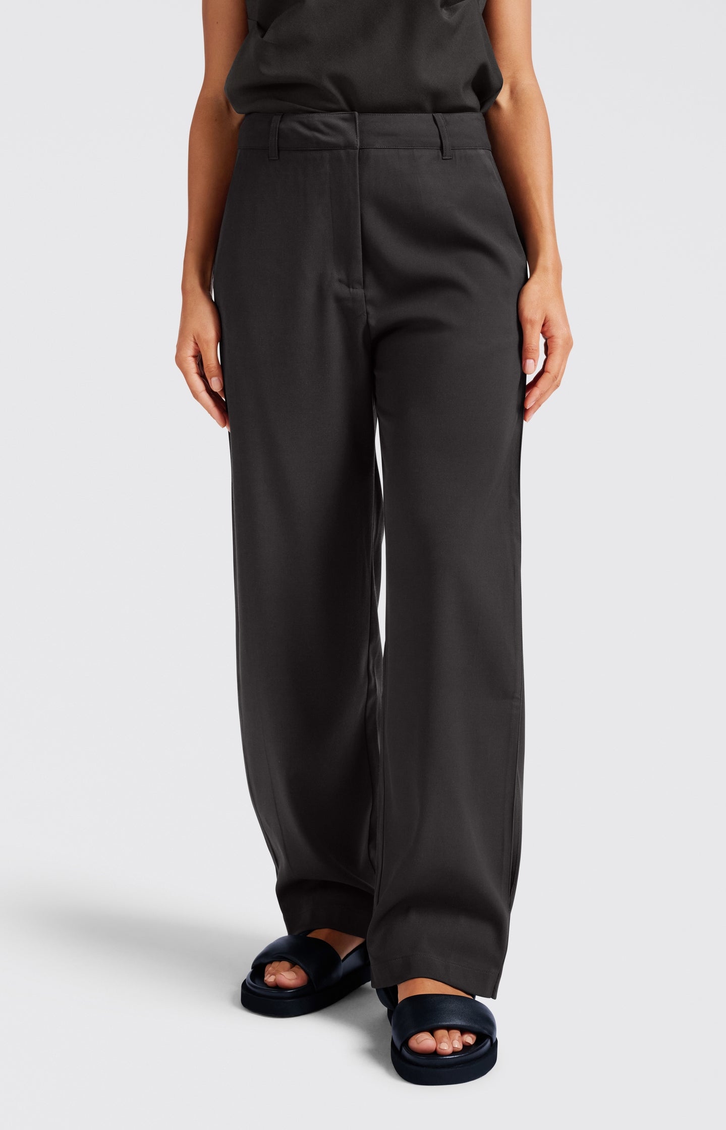 Woven straight-leg trousers with folded detail at sideseam - Type: lookbook