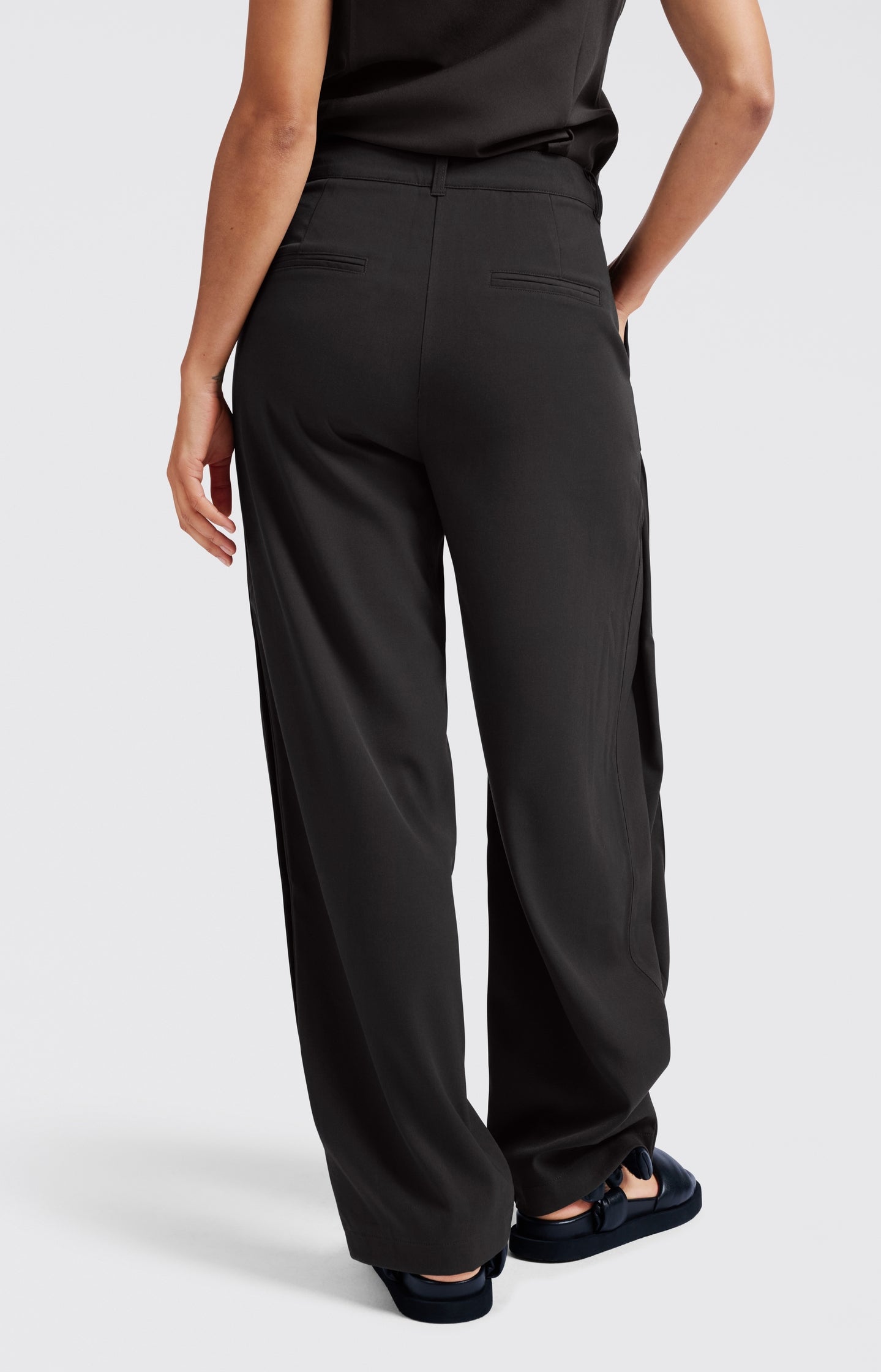 Woven straight-leg trousers with folded detail at sideseam