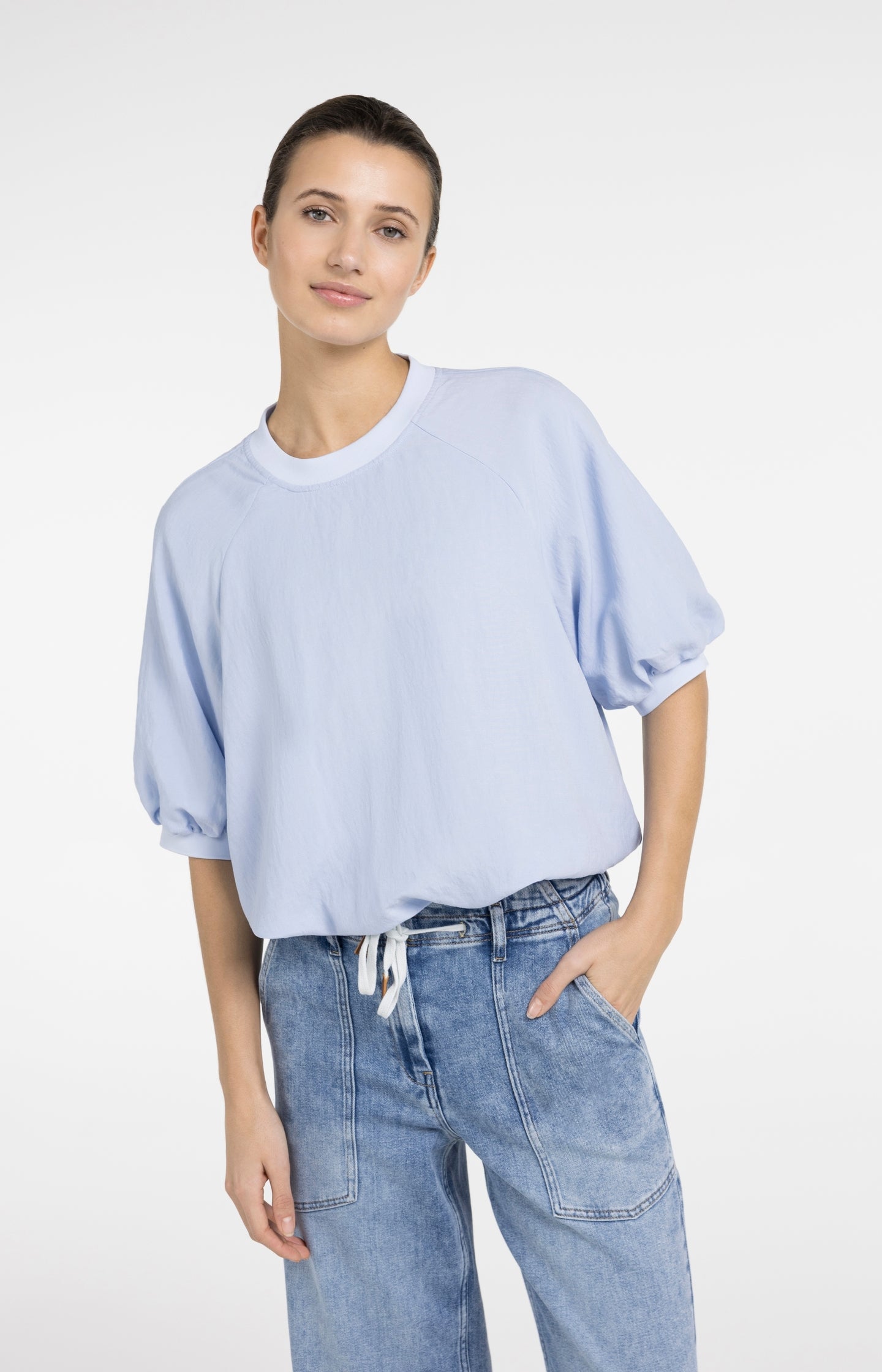 Woven T-shirt with balloon sleeves and zip