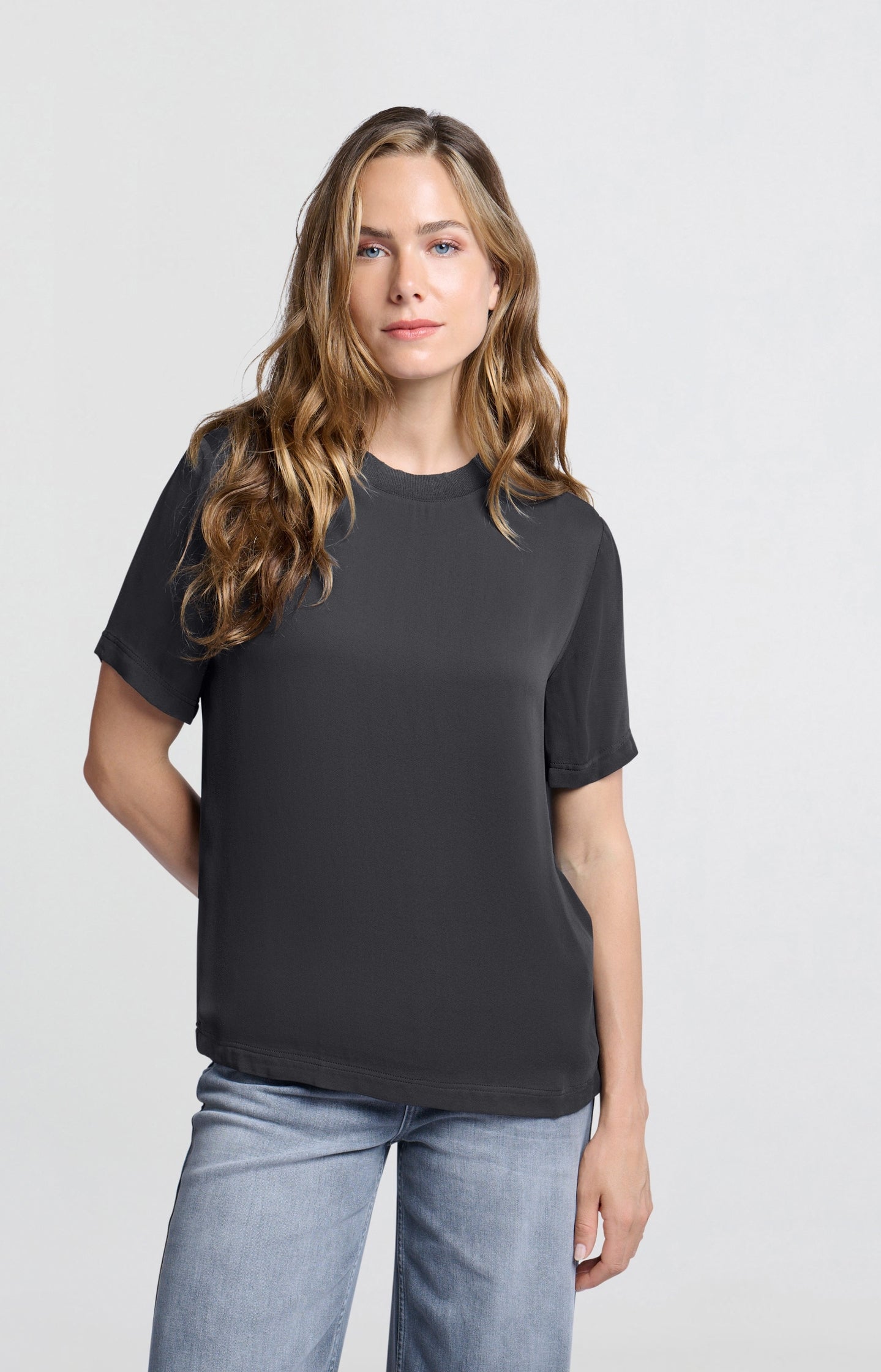 Woven top with short sleeves, pleats and round neck - Type: lookbook