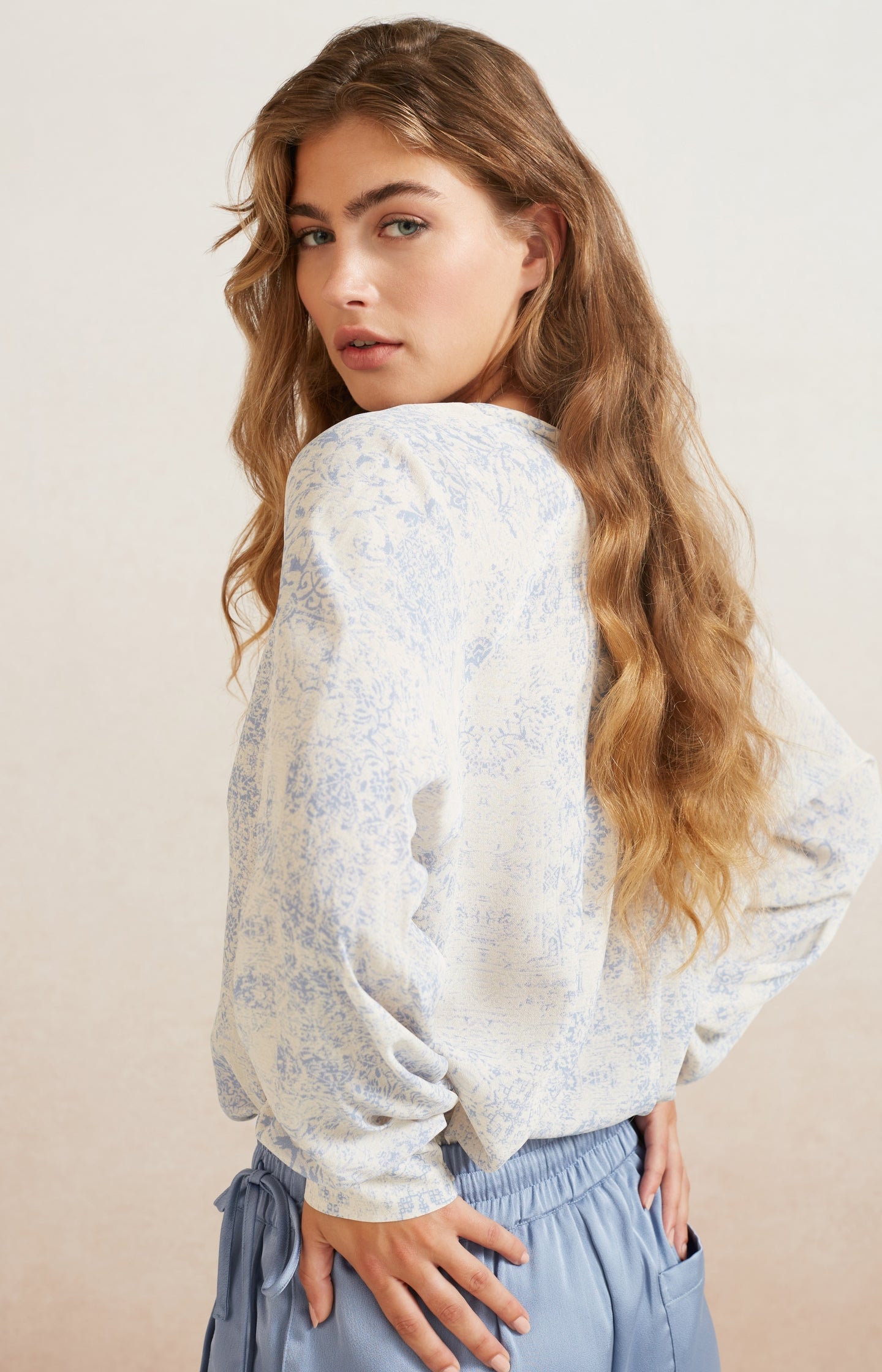 Woven top with V-neck, long balloon sleeves and print