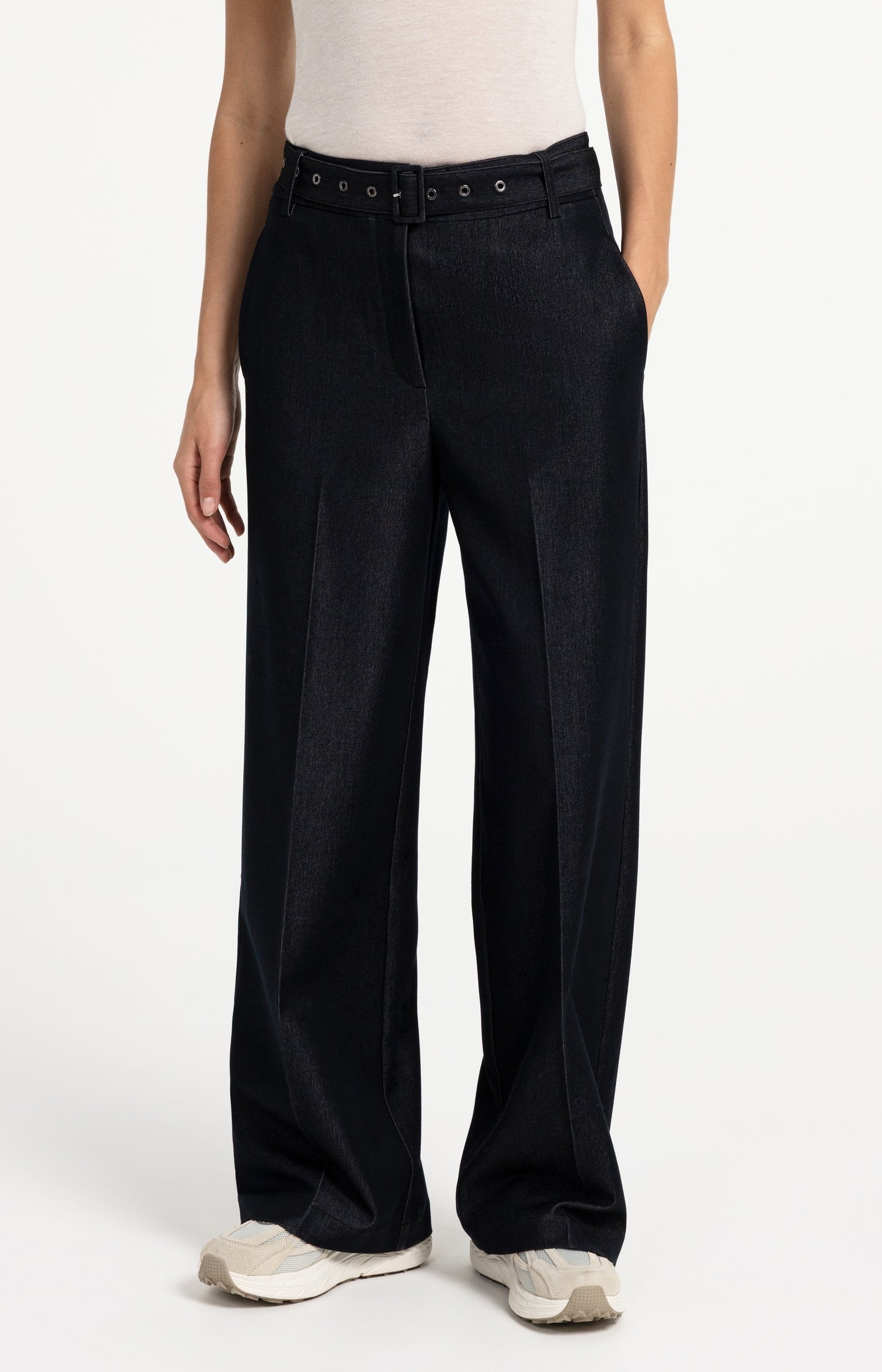 Woven trousers with belt and subtle sheen