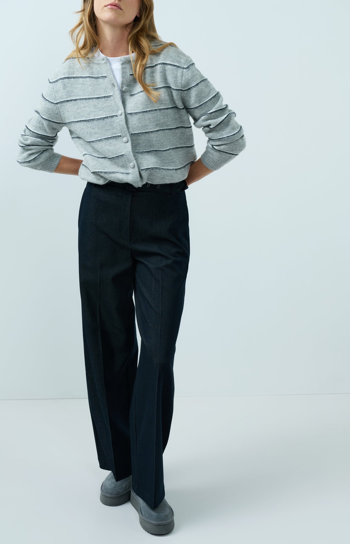 Woven trousers with belt and subtle sheen