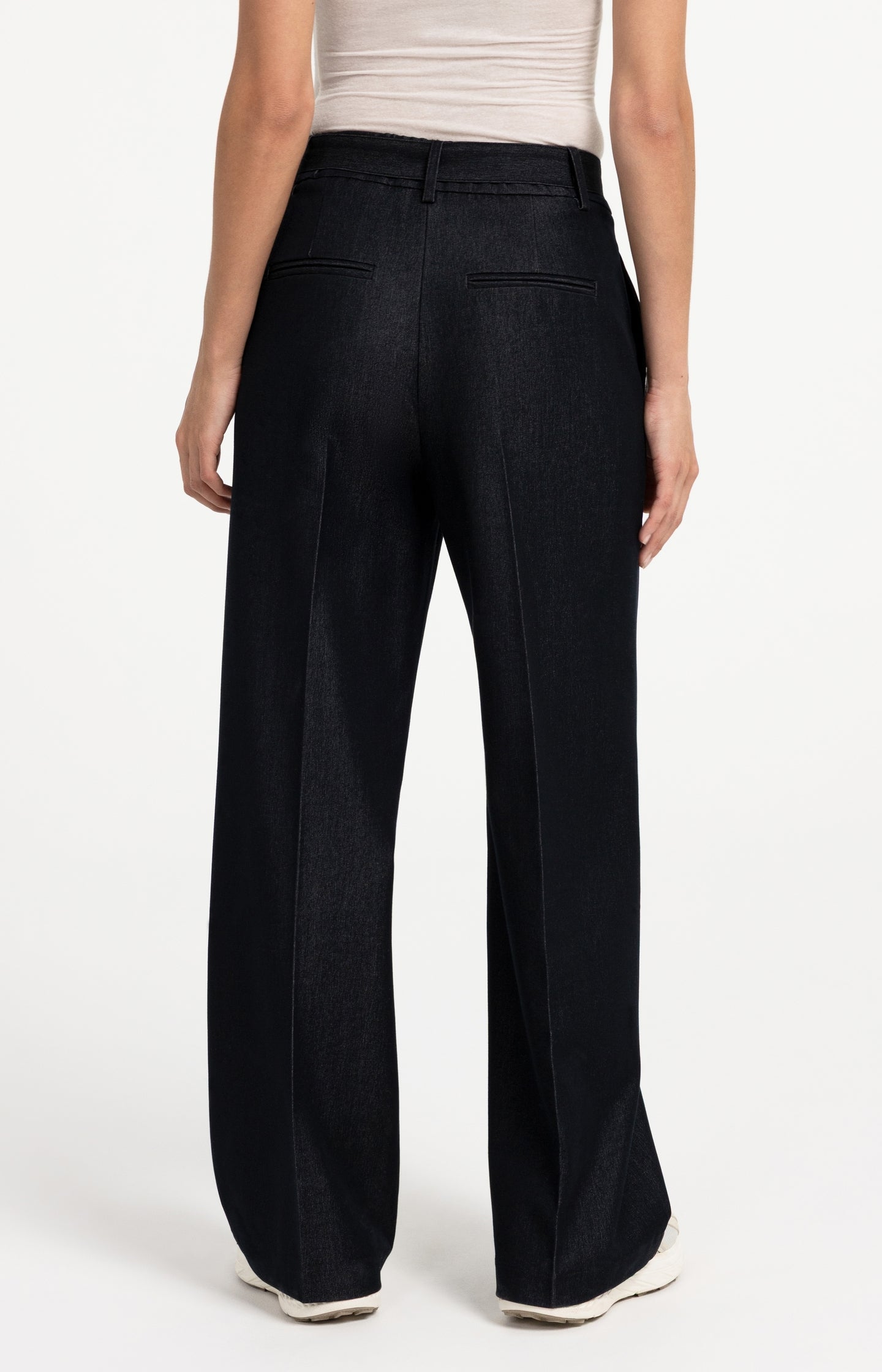 Woven trousers with belt and subtle sheen