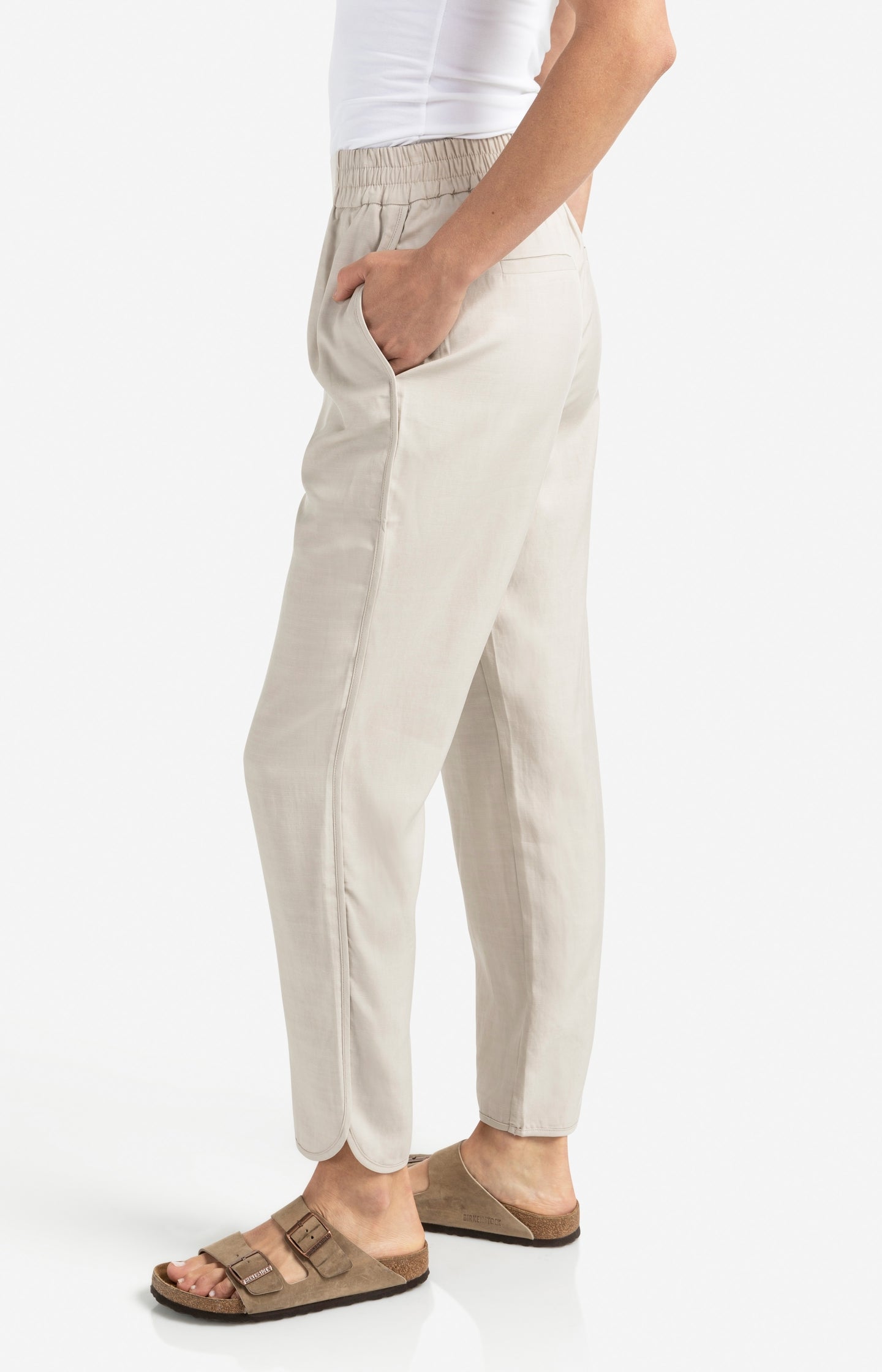 Woven trousers with elastic waistband and curved hem