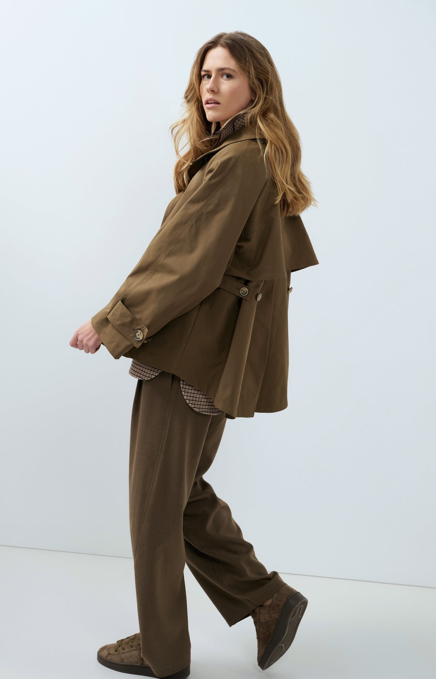 Woven trousers with straight legs and seam details