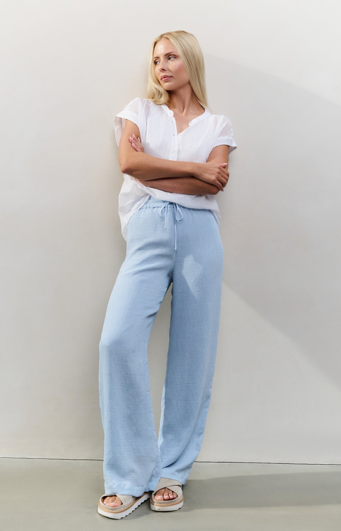 Woven trousers with wide legs and elastic waistband