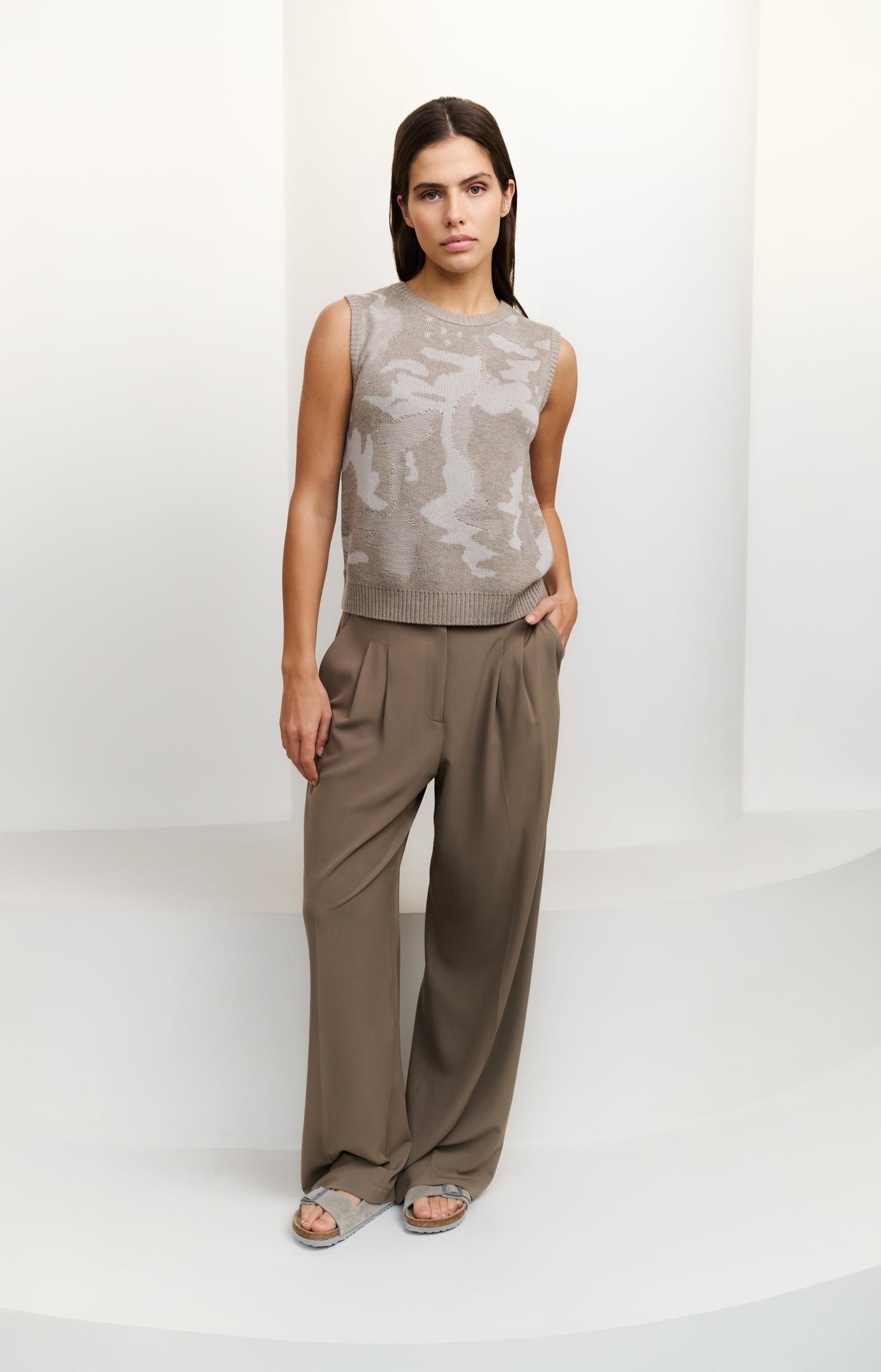 Woven wide-leg trousers with pleat details