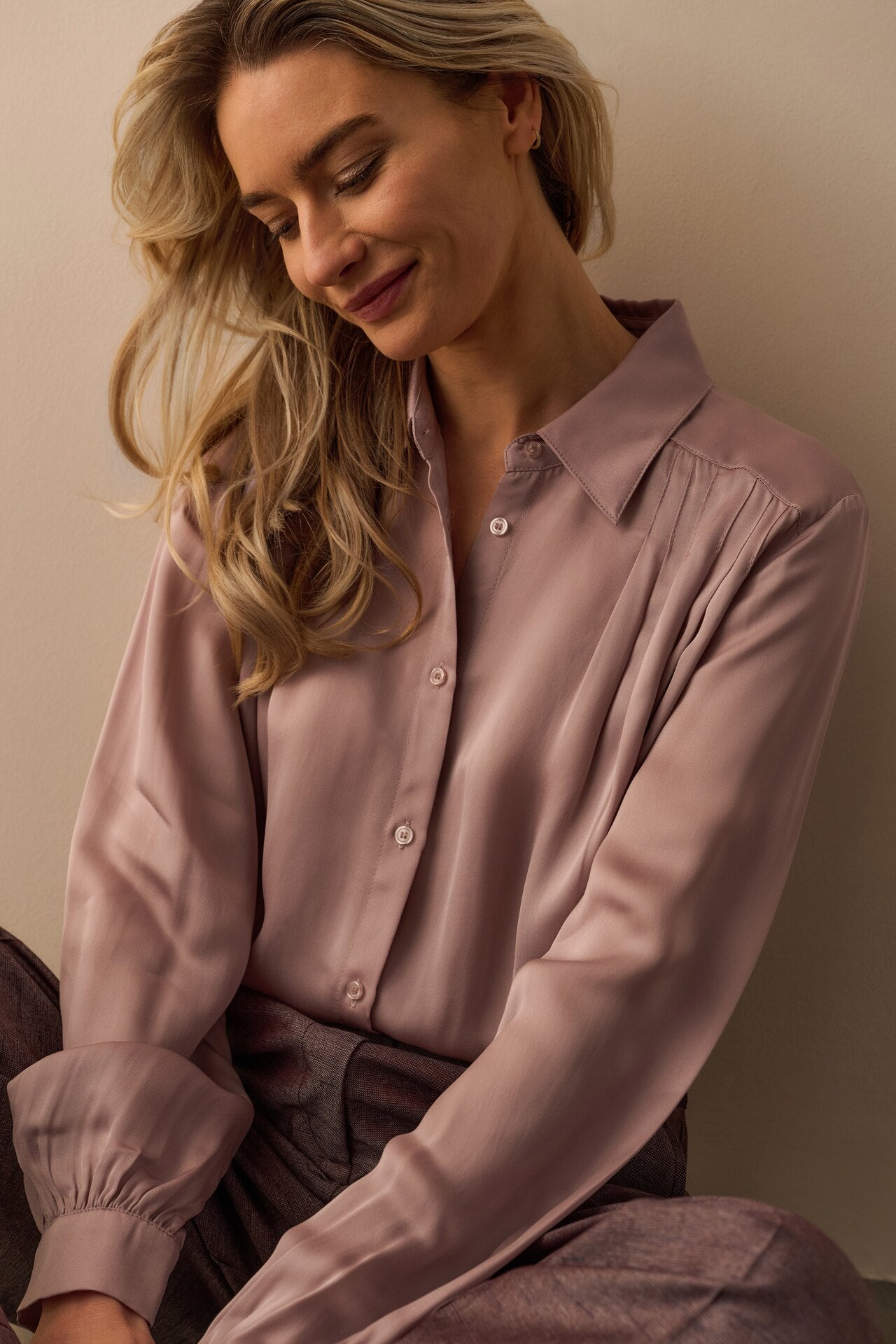 How to style a blouse: the art of wearing a blouse