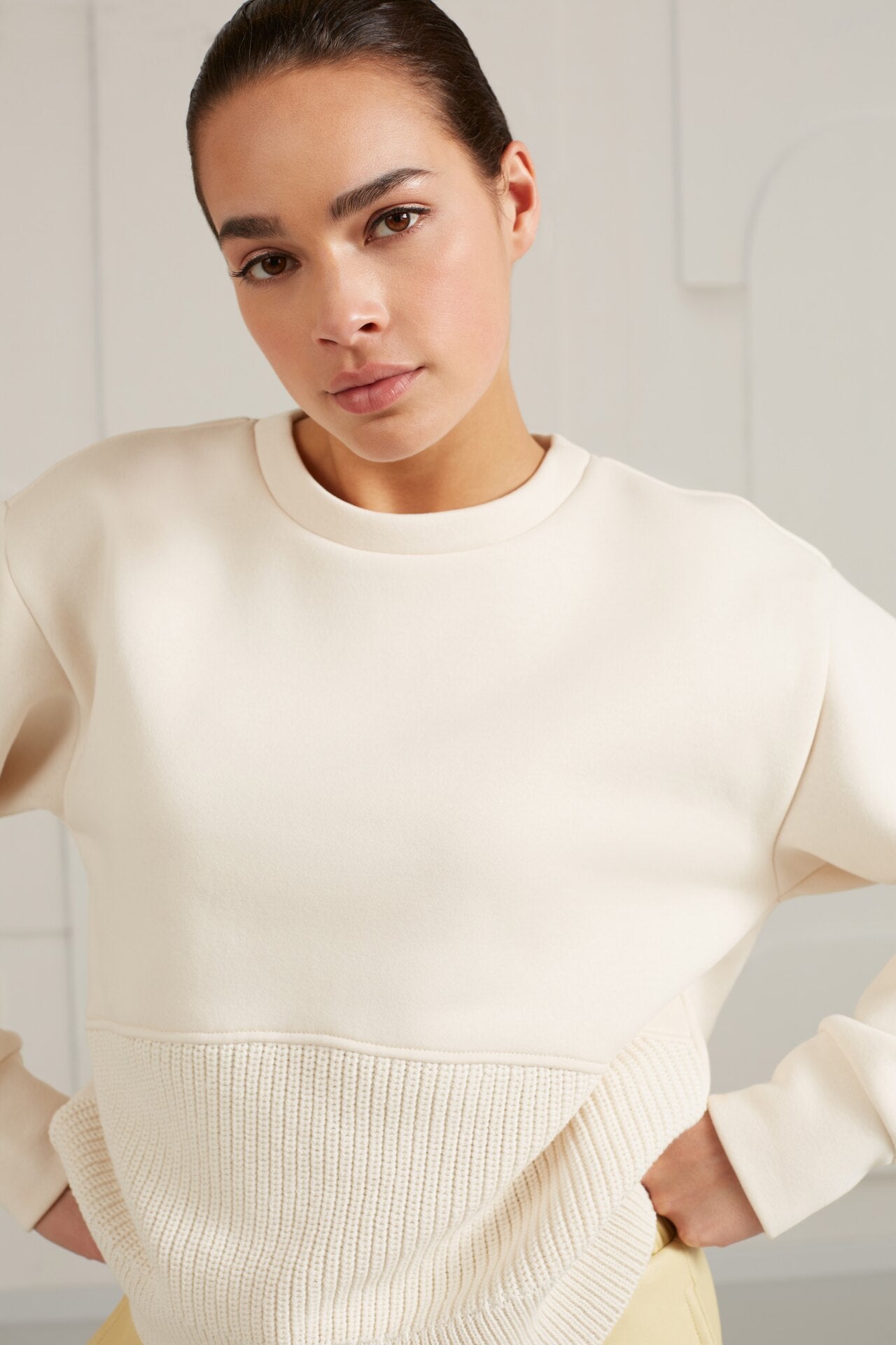 Sweatshirt with round neck, long sleeves and knitted panel