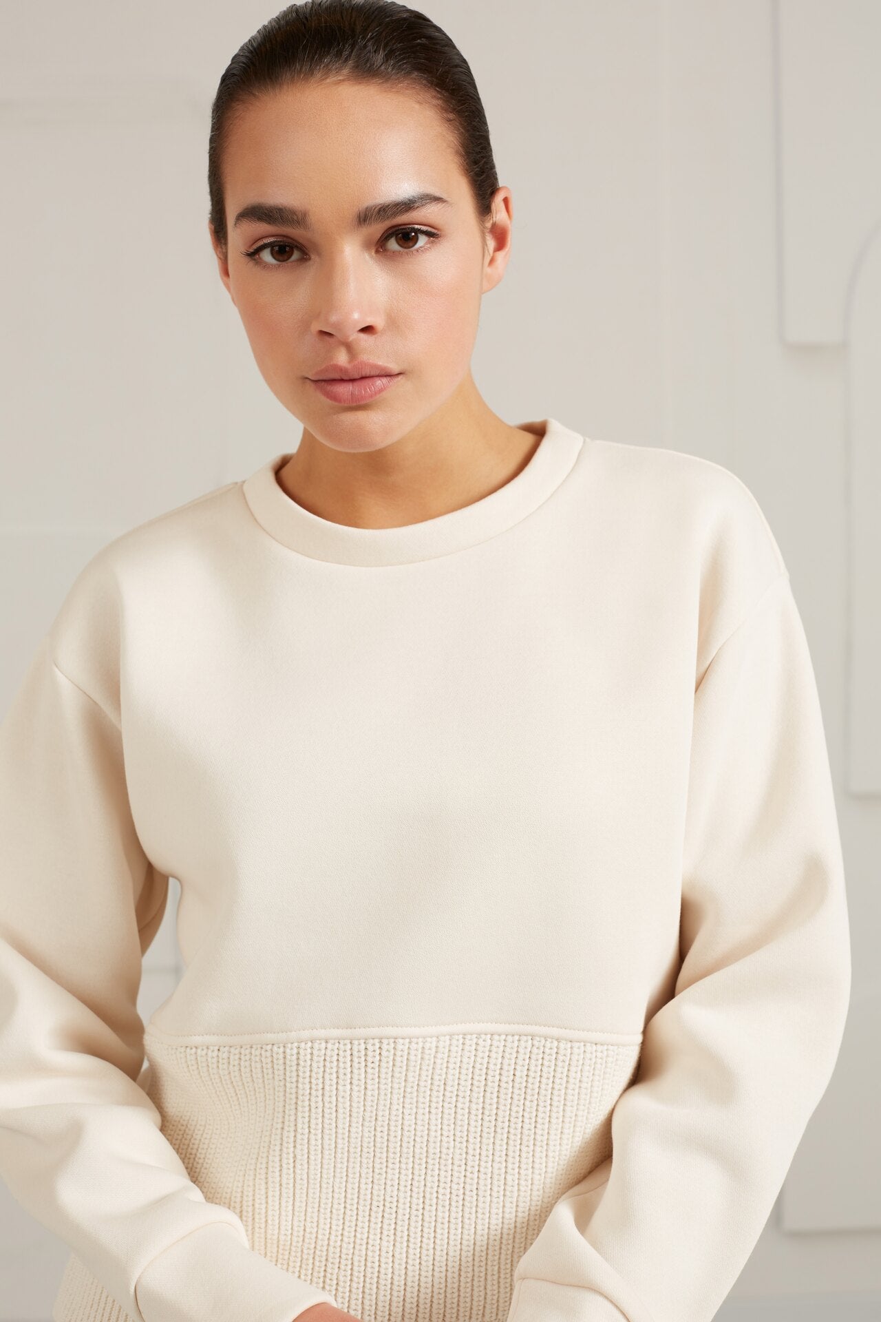 Sweatshirt with round neck, long sleeves and knitted panel