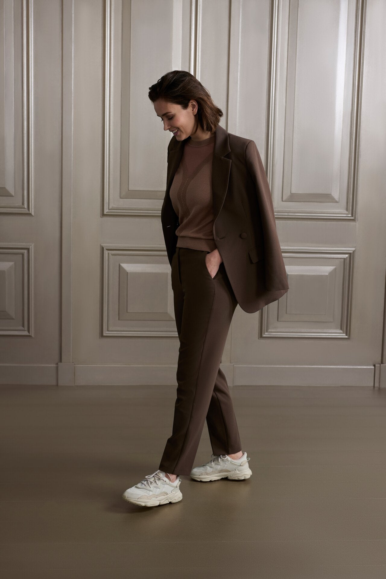 Woven trousers with high waist and straight legs