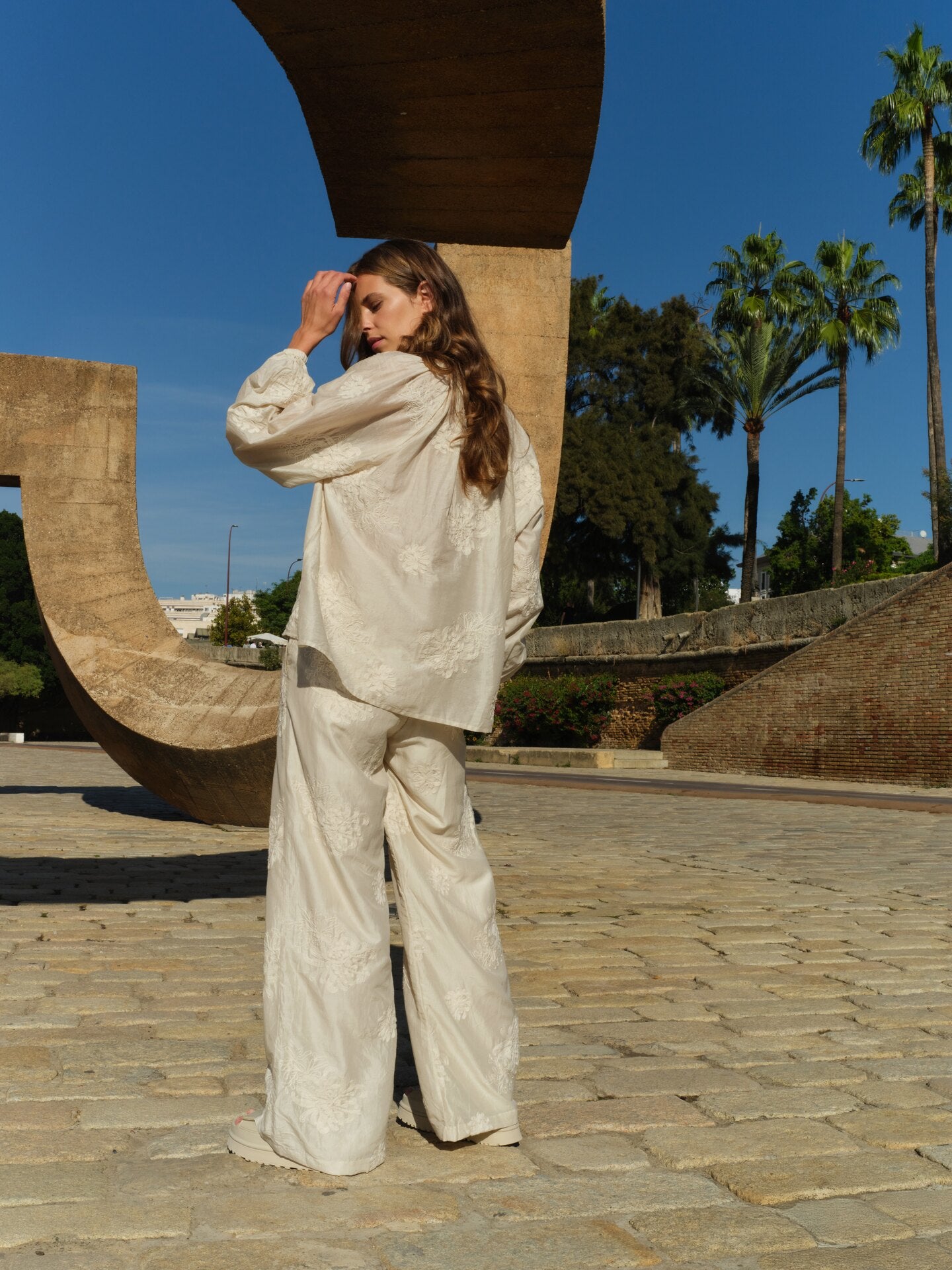 Pantalon brodé, coupe large, taille élastiquée
