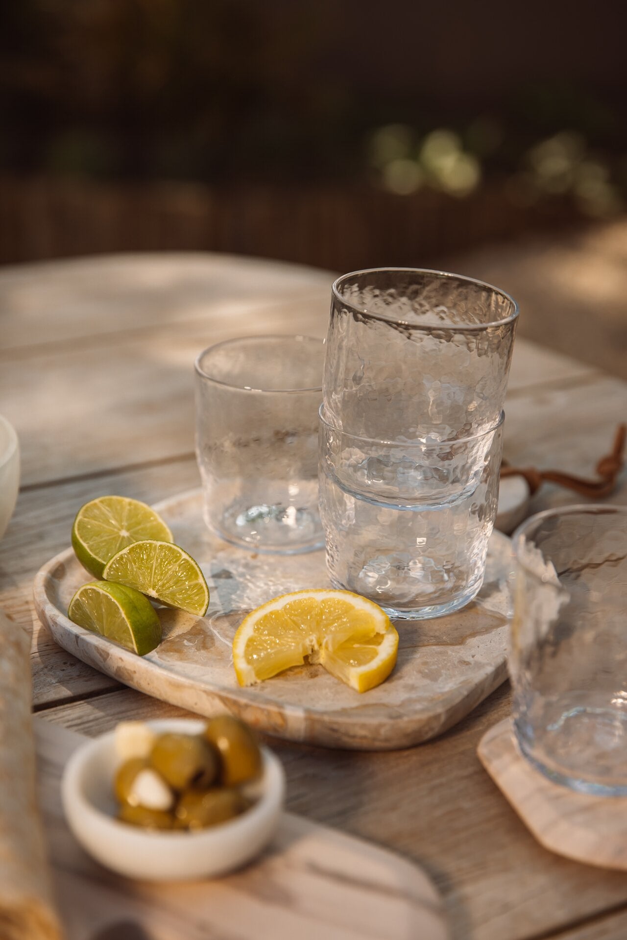 Waterglas met hamerslagstructuur