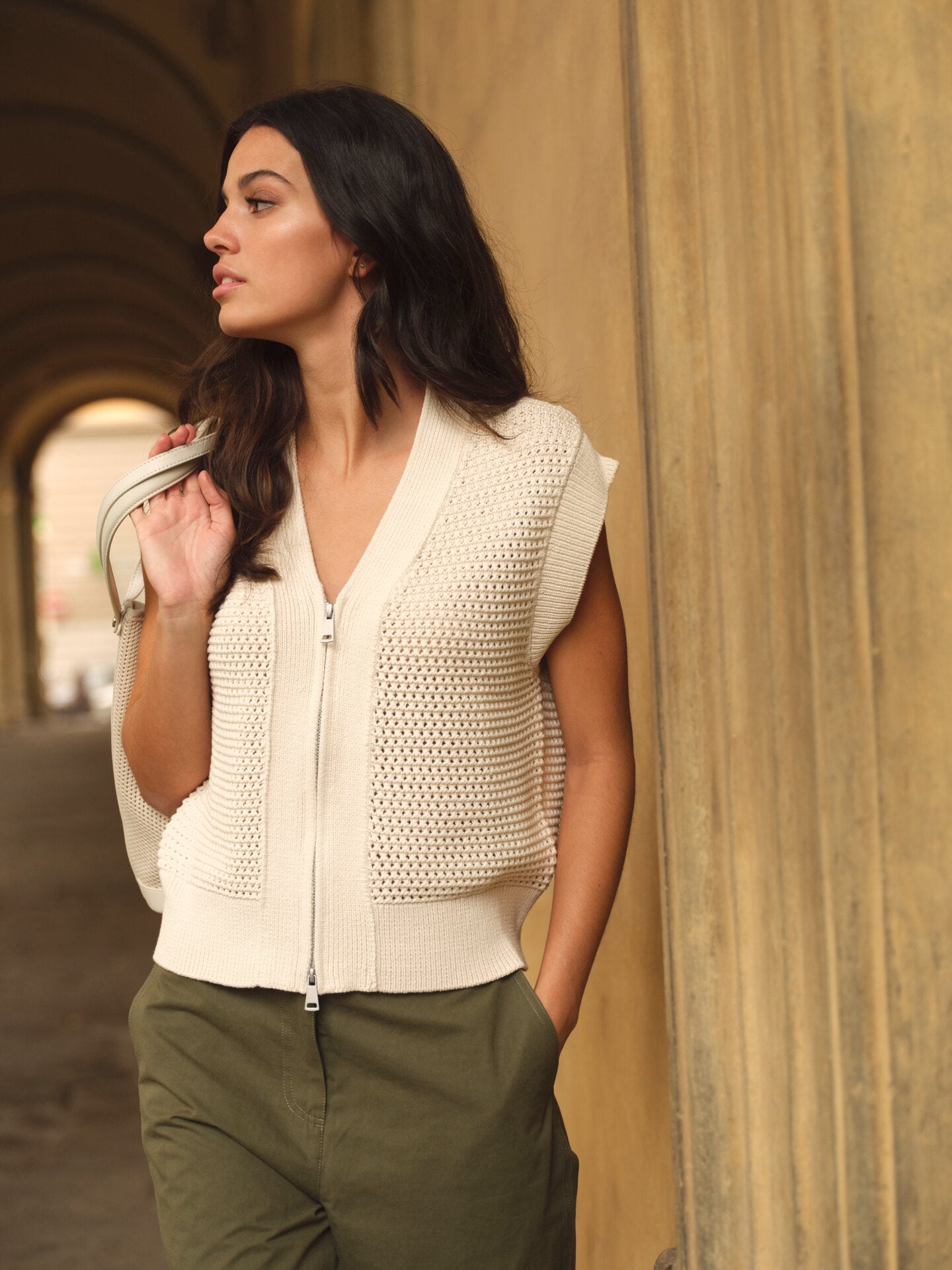 Mouwloos grofgebreid vest met rits en opengewerkt patroon