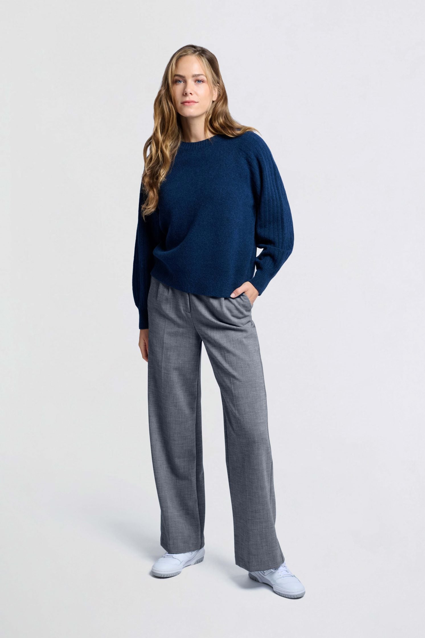 Woven trousers with wide legs, pockets and pleat details