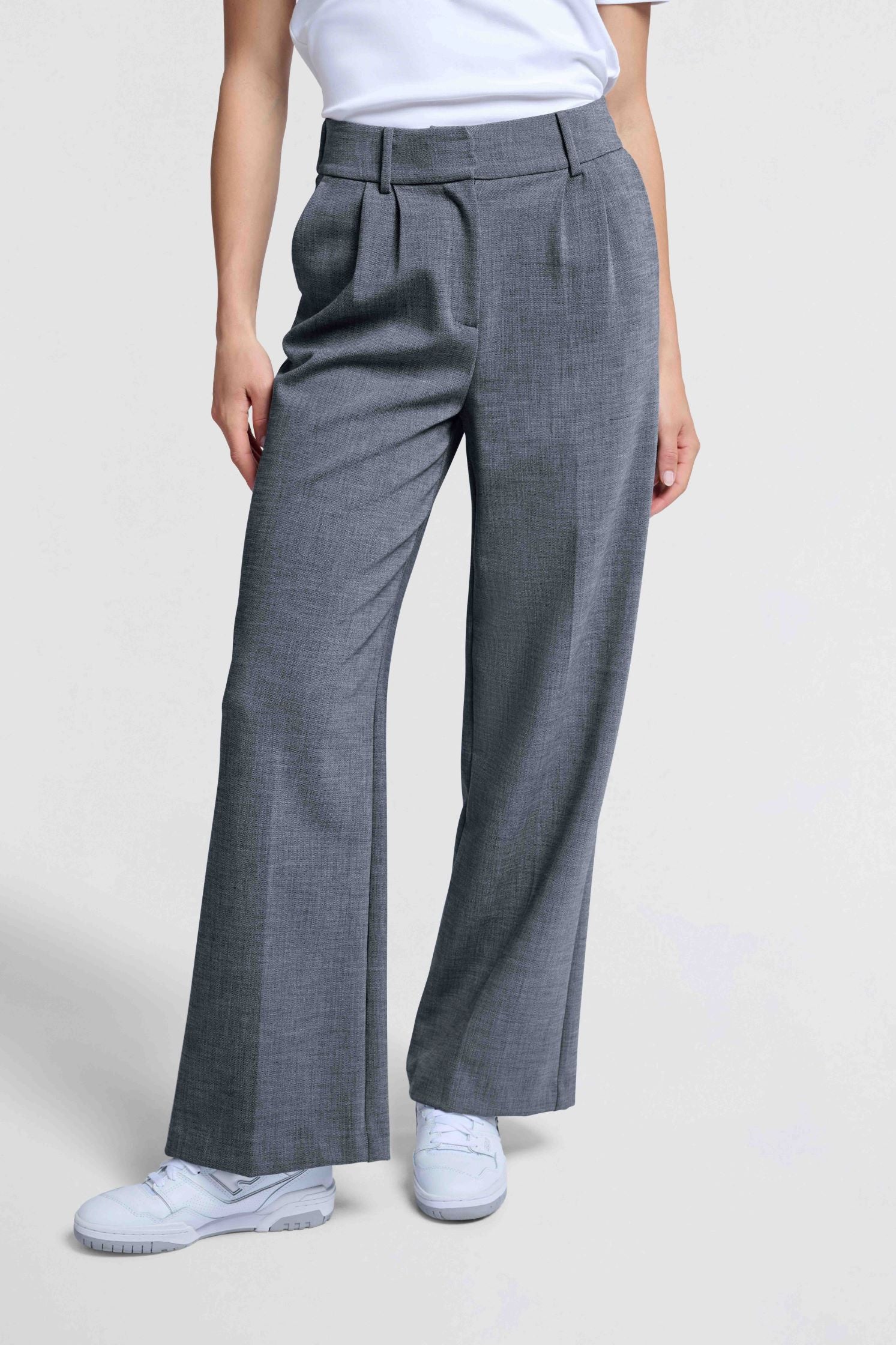 Pantalon tailleur droit large avec poches et détails plissés