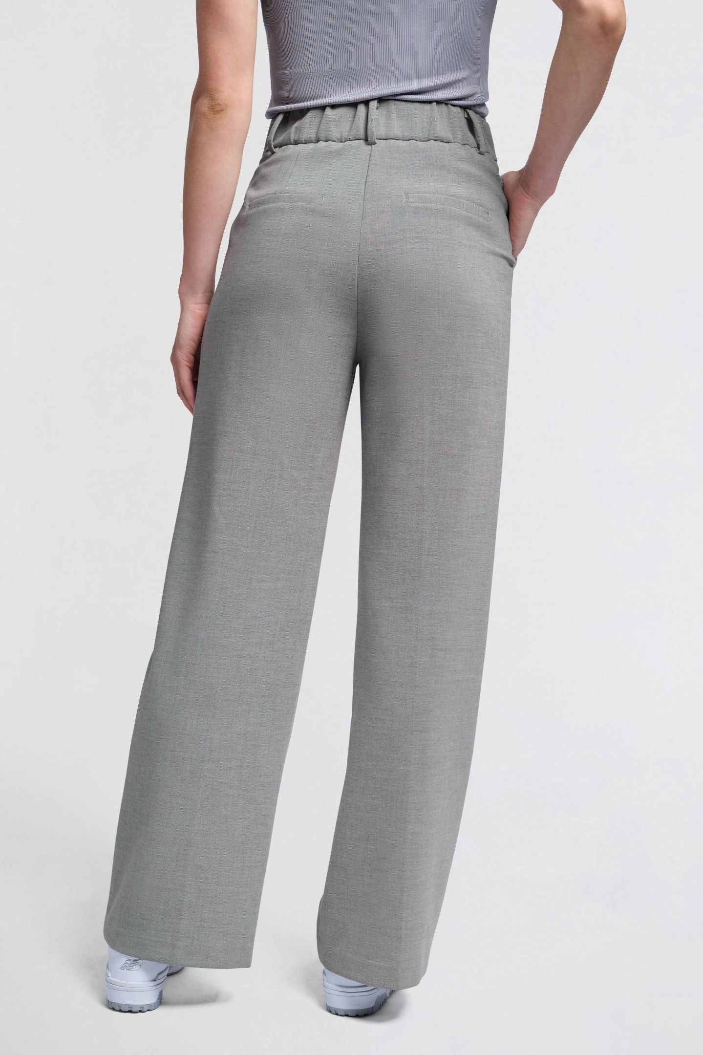 Pantalon tailleur droit large avec poches et détails plissés