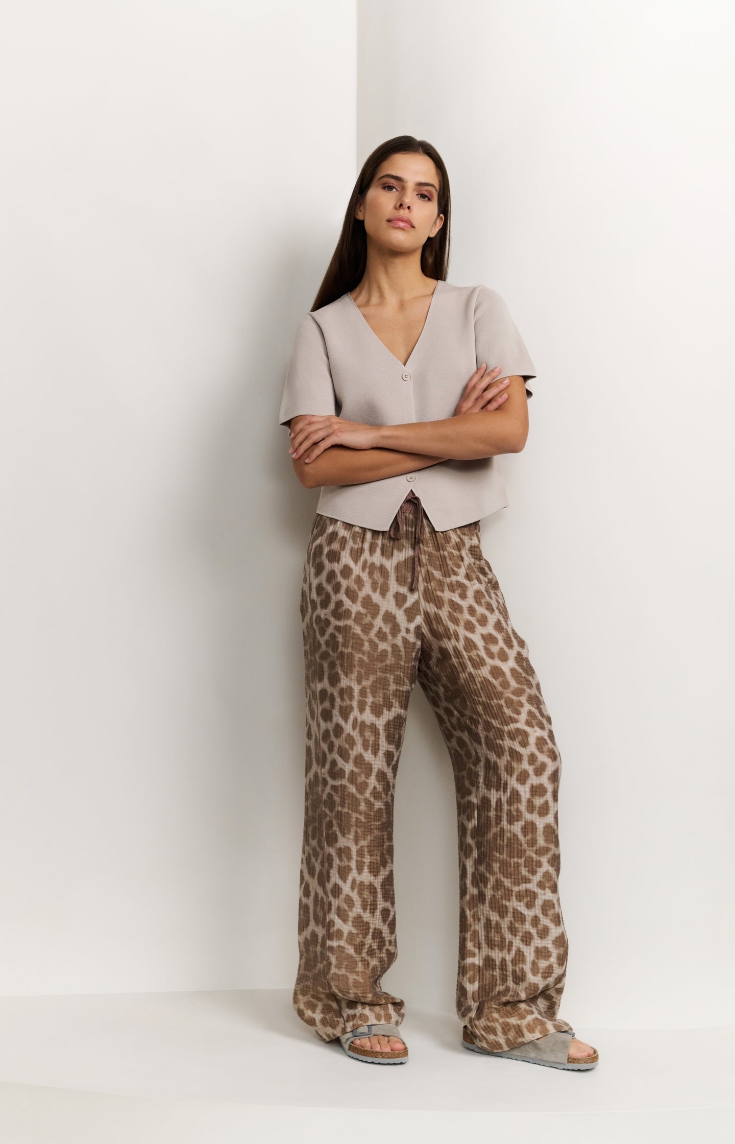 Airy leopard print trousers with wide legs - Type: lookbook