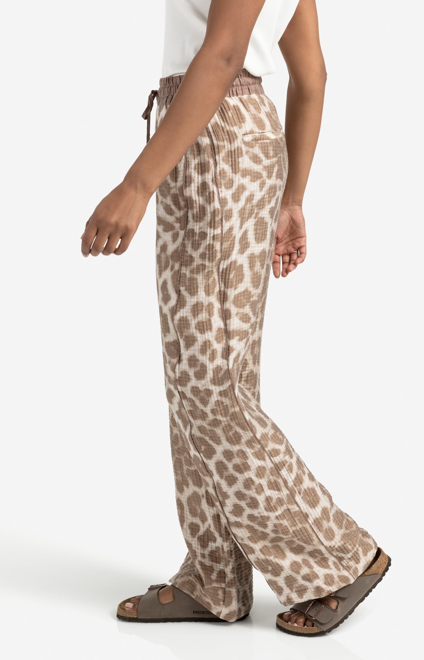 Airy leopard print trousers with wide legs