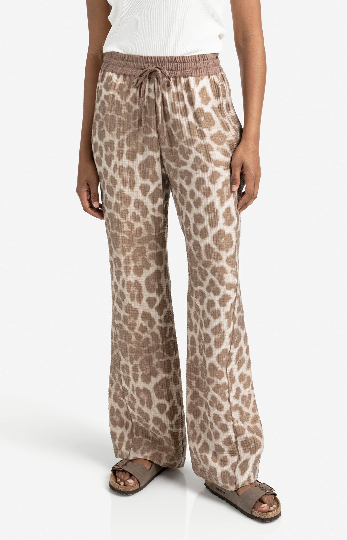 Airy leopard print trousers with wide legs