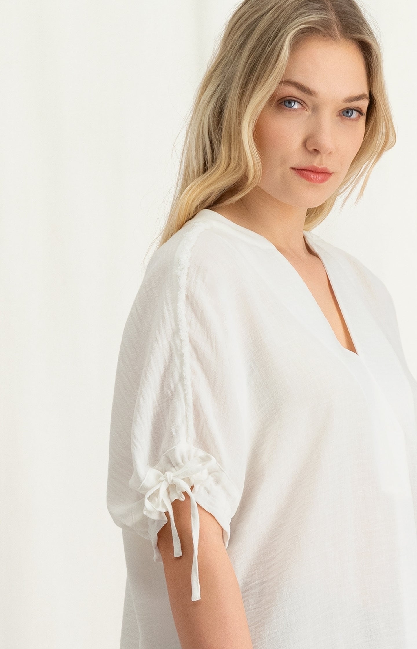 Airy top with V-neck and short sleeves with drawstrings - Type: lookbook