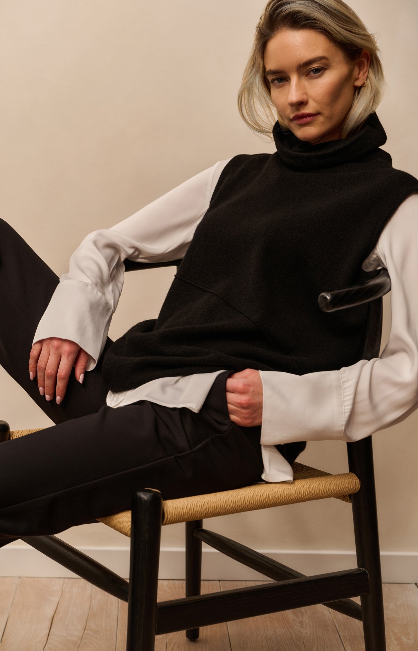 Asymmetric sleeveless sweater with turtleneck and seam - Type: lookbook