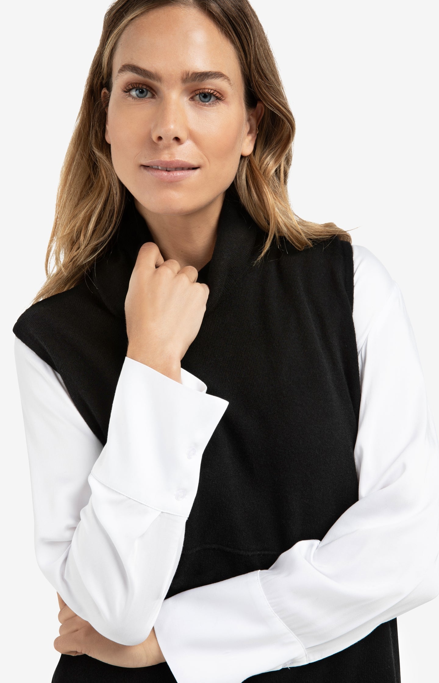 Asymmetric sleeveless sweater with turtleneck and seam