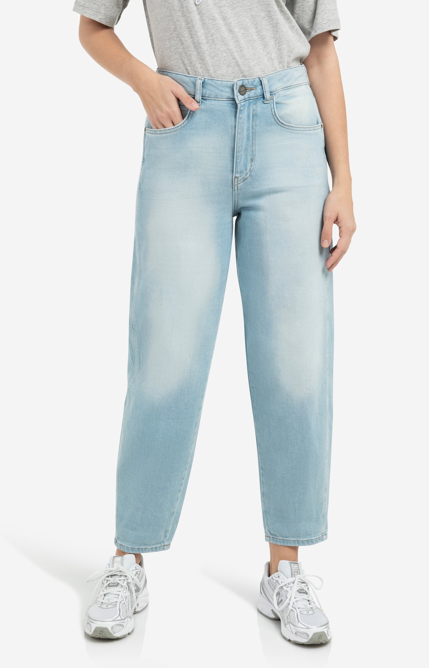 Barrel jeans in light washed denim