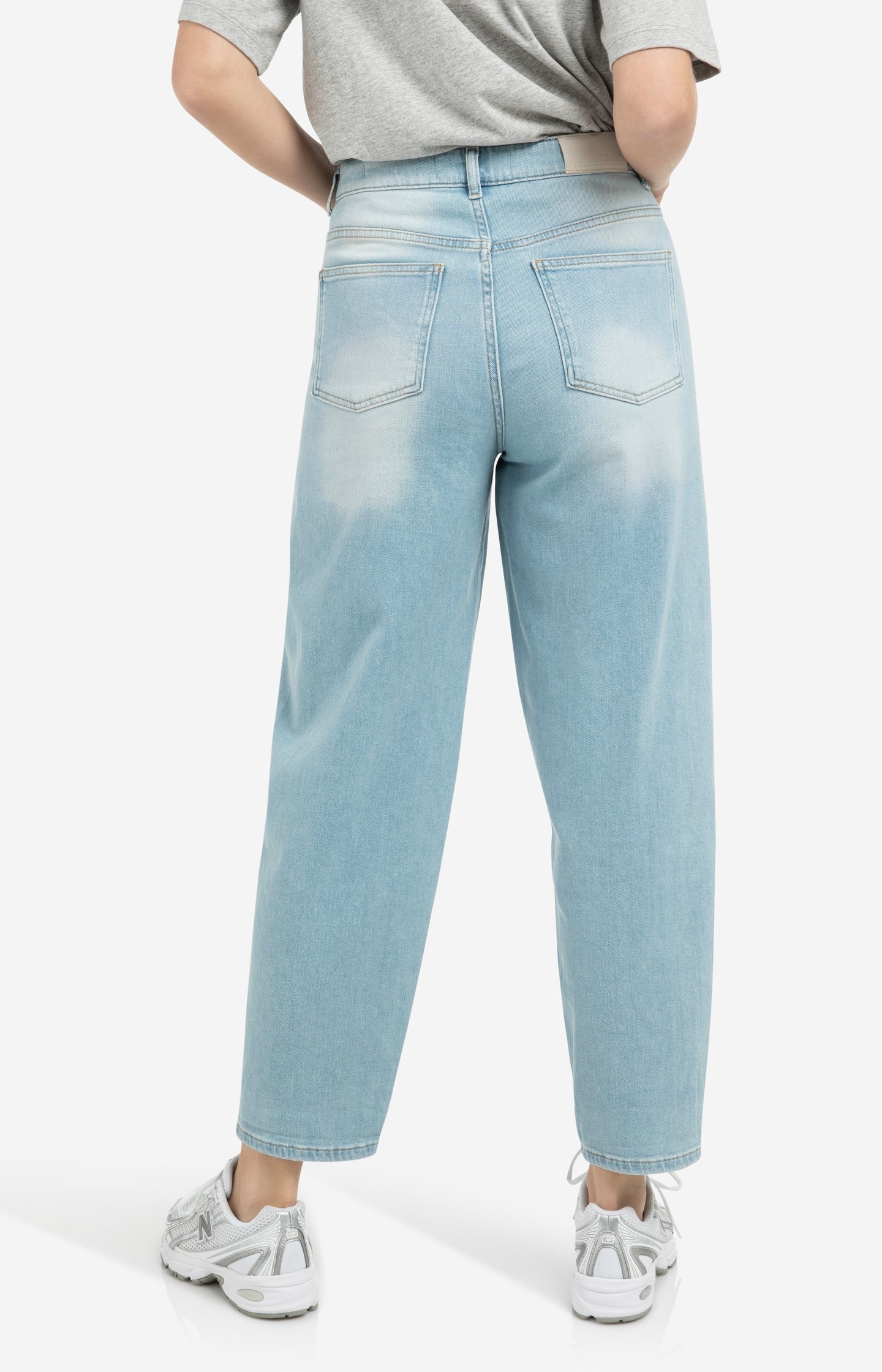 Barrel jeans in light washed denim