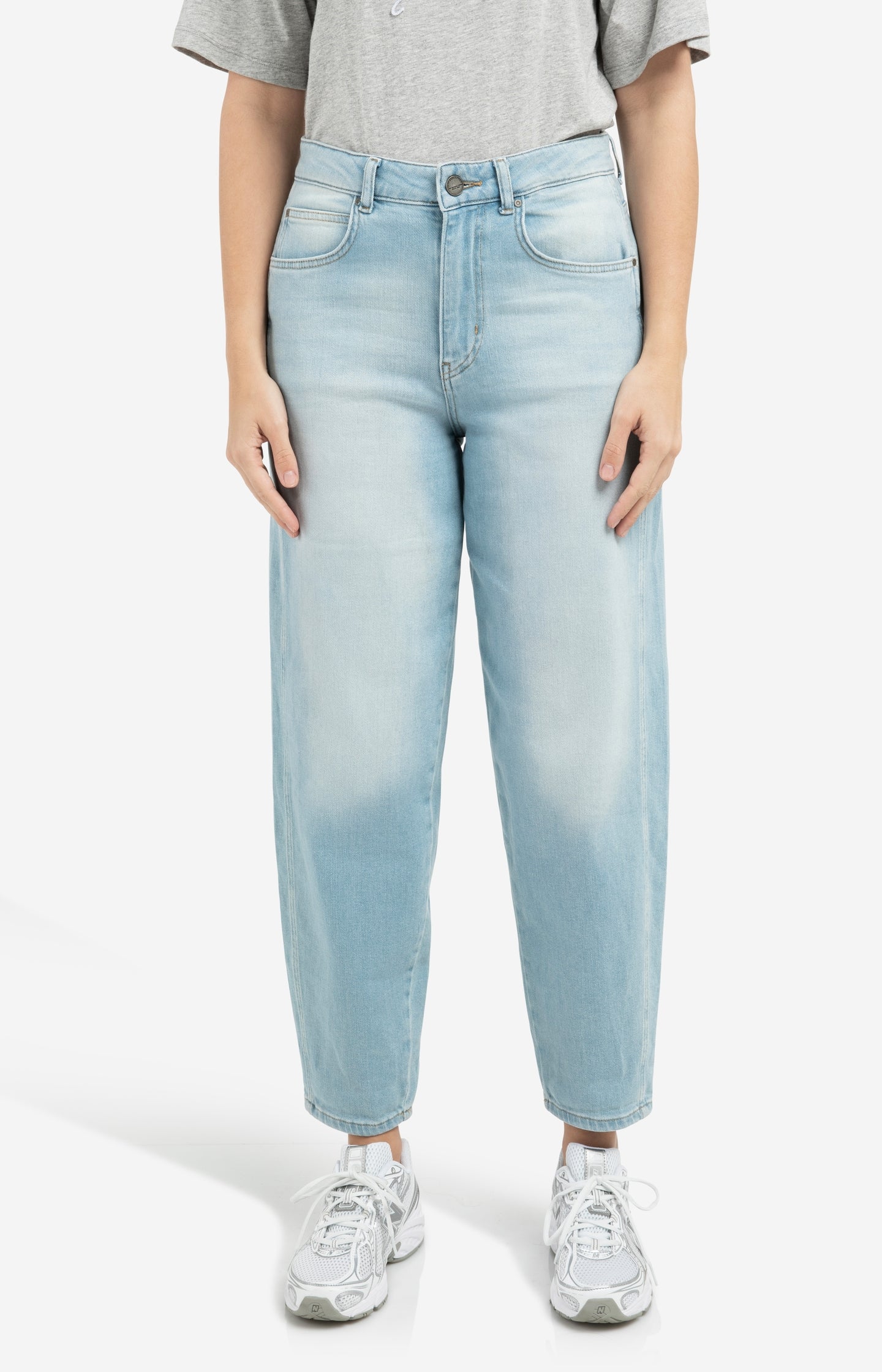 Barrel jeans in light washed denim