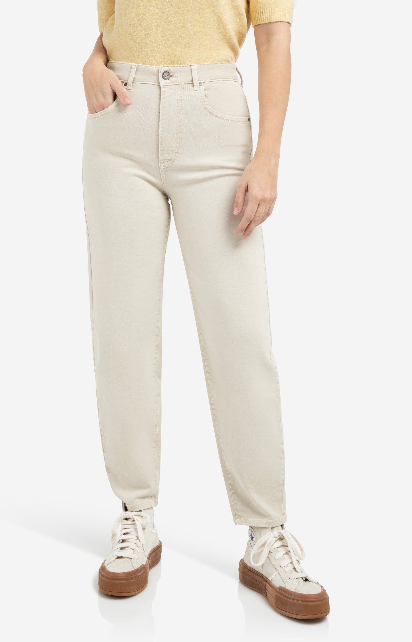 Barrel jeans with visible back seams and soft wash