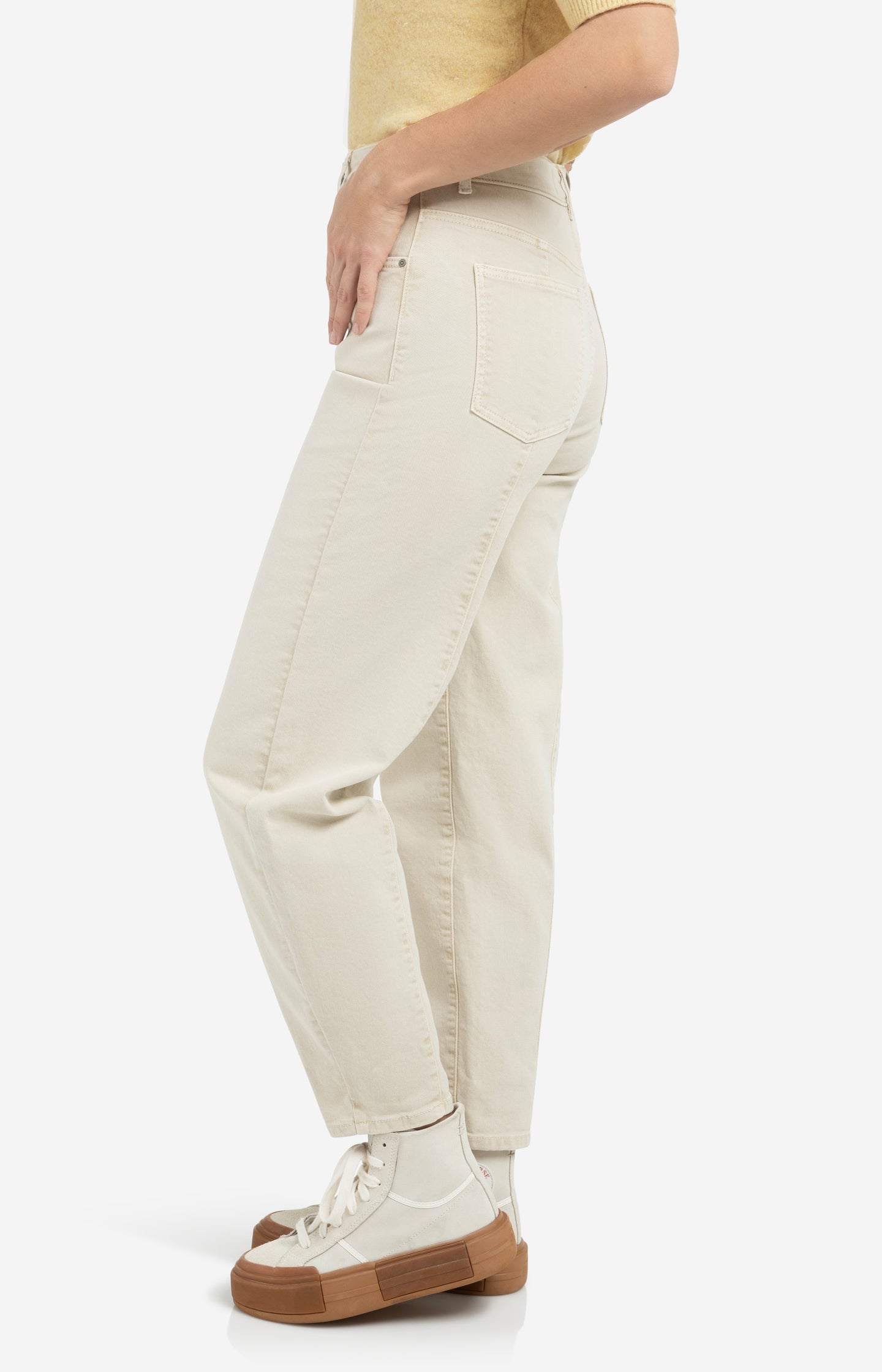 Barrel jeans with visible back seams and soft wash