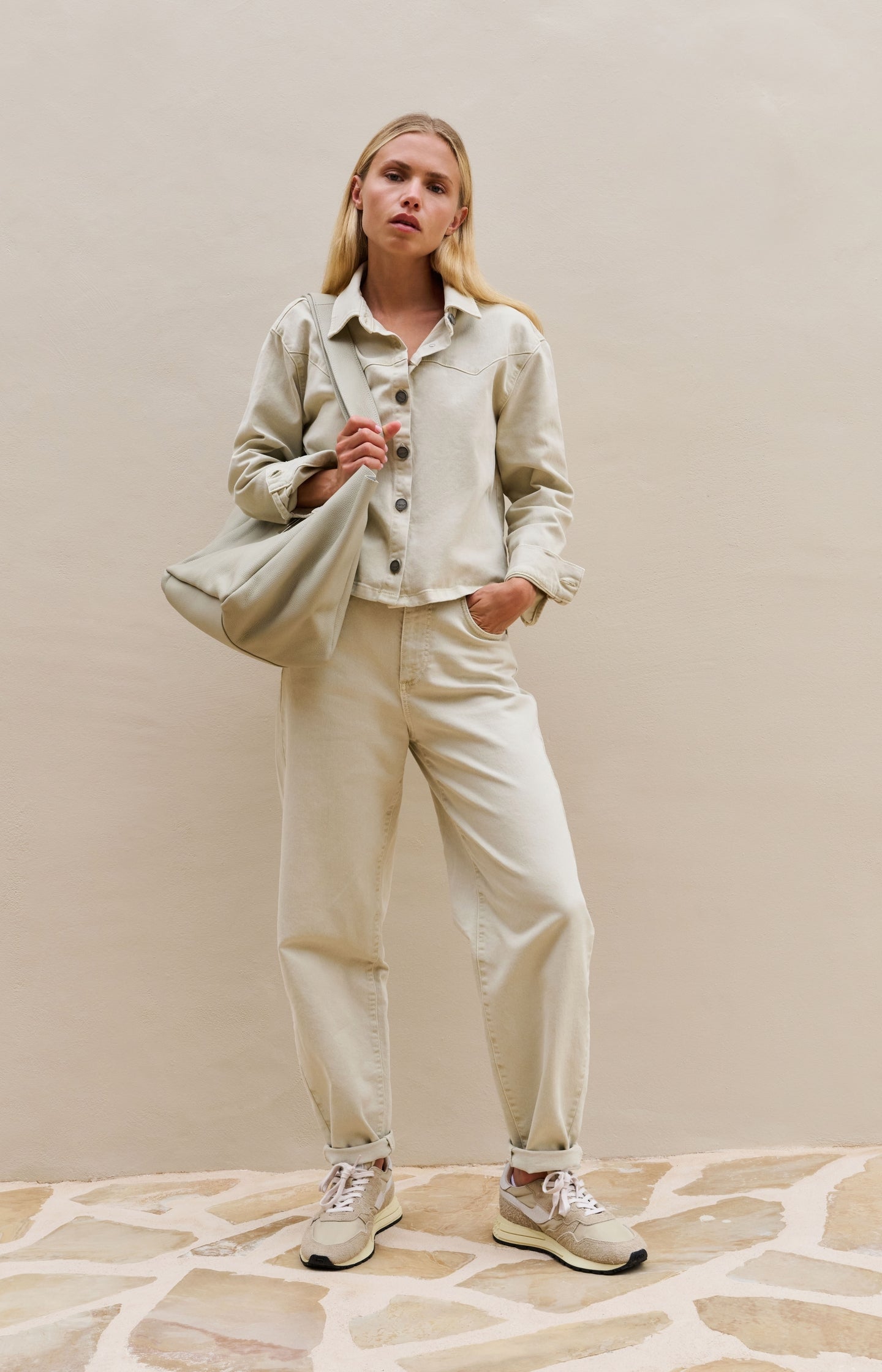 Barrel jeans with visible back seams and soft wash