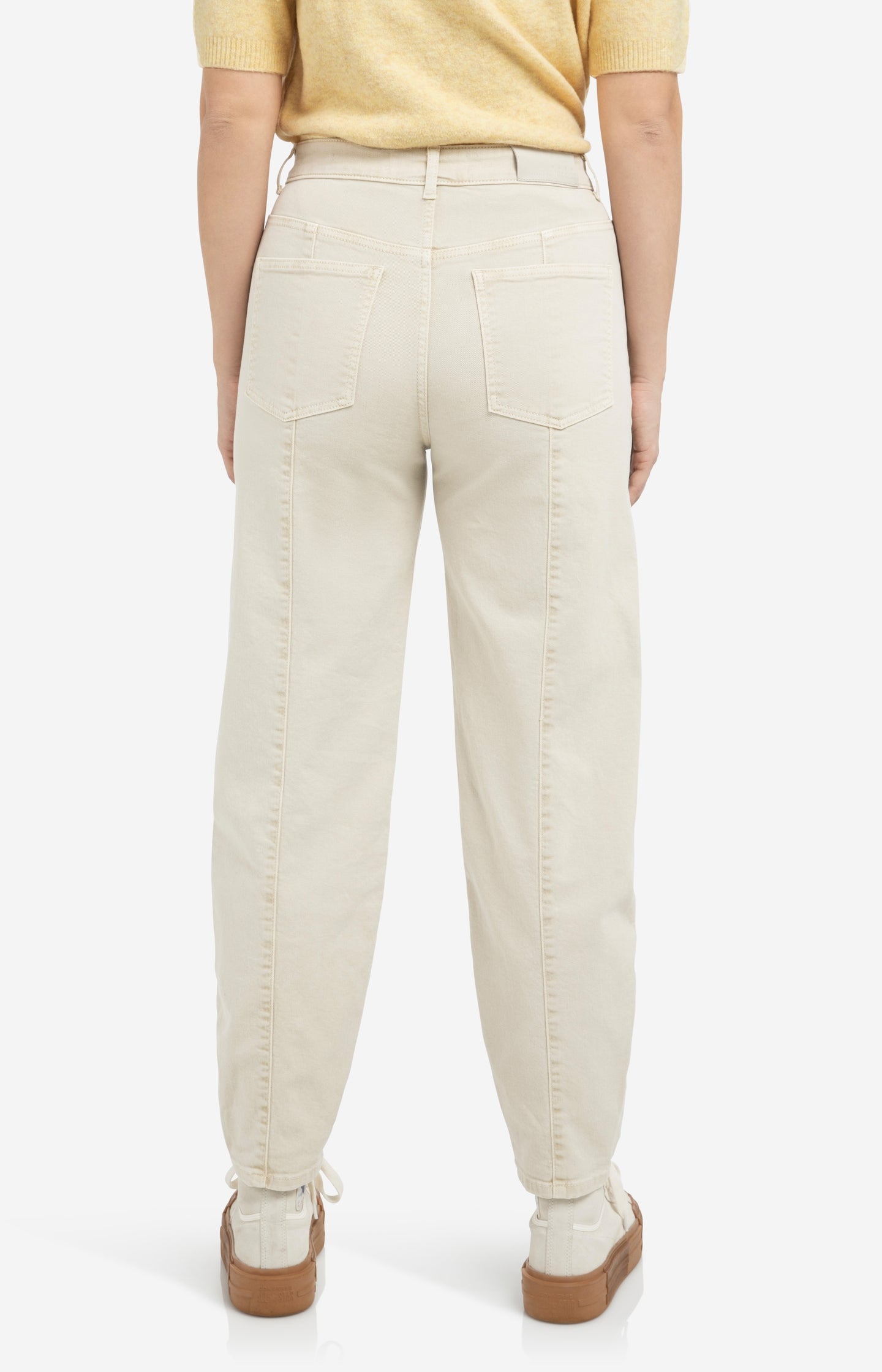 Barrel jeans with visible back seams and soft wash