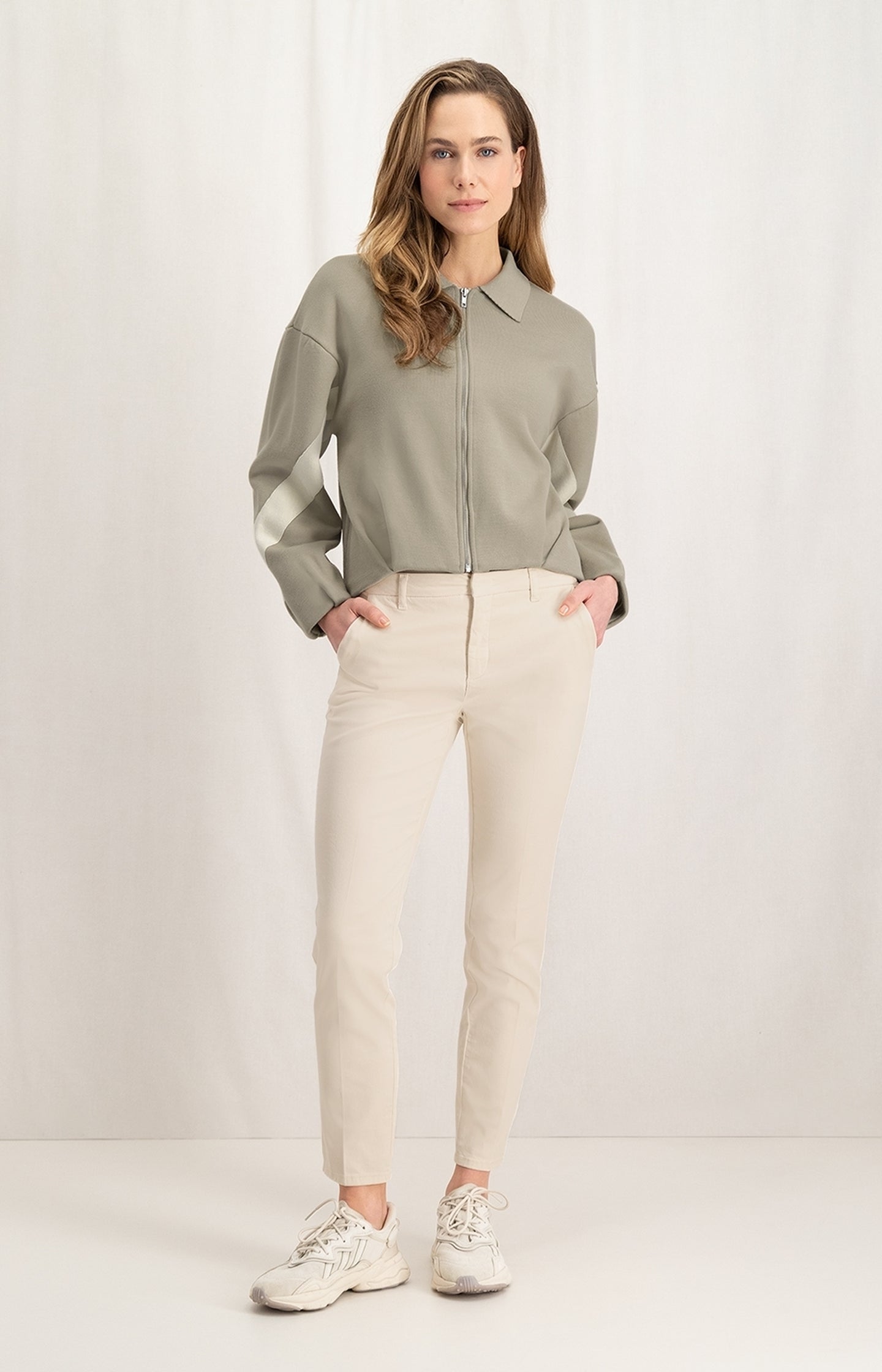 Basic chino with straight leg, side pockets and zip fly