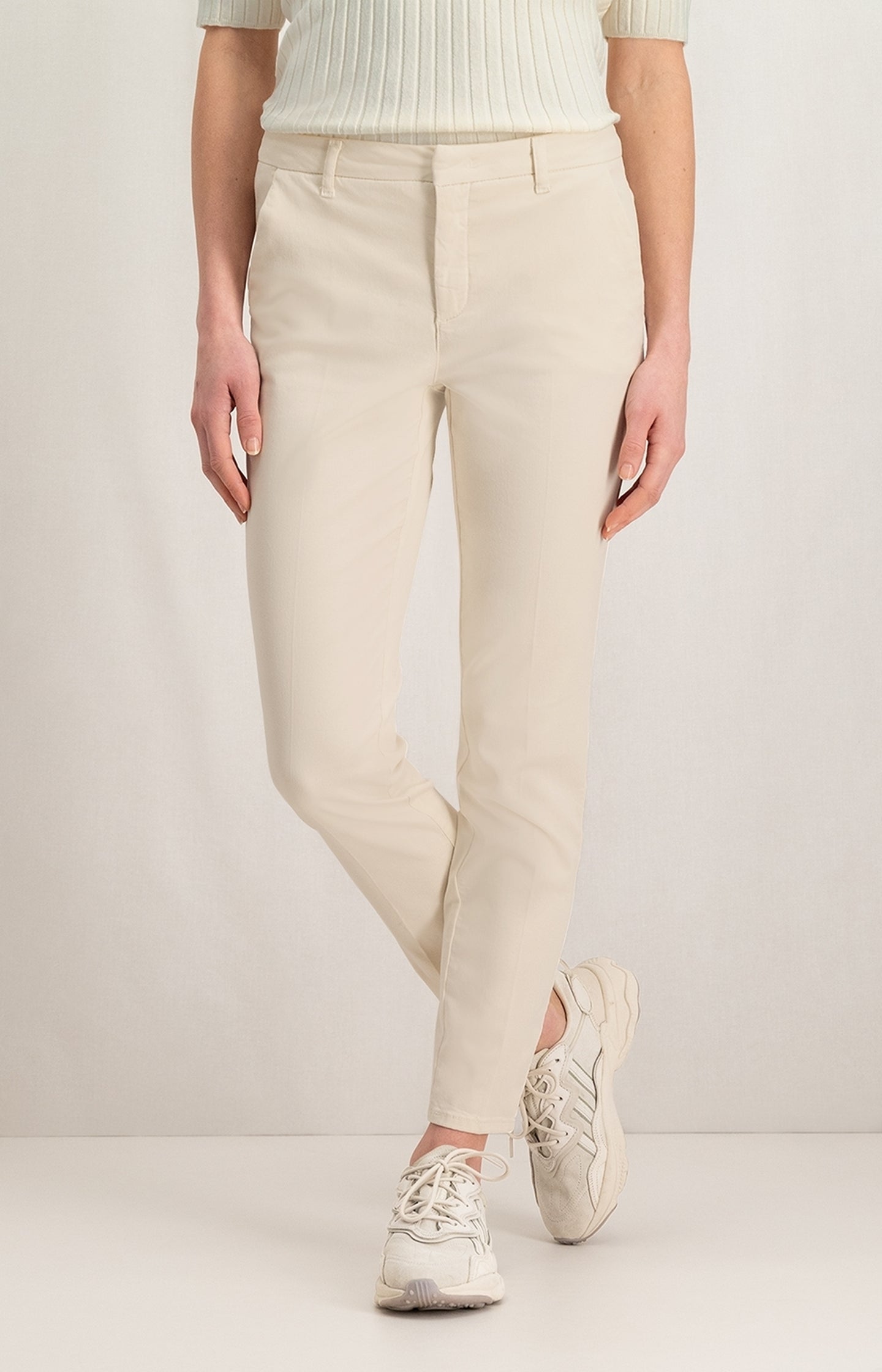 Basic chino with straight leg, side pockets and zip fly