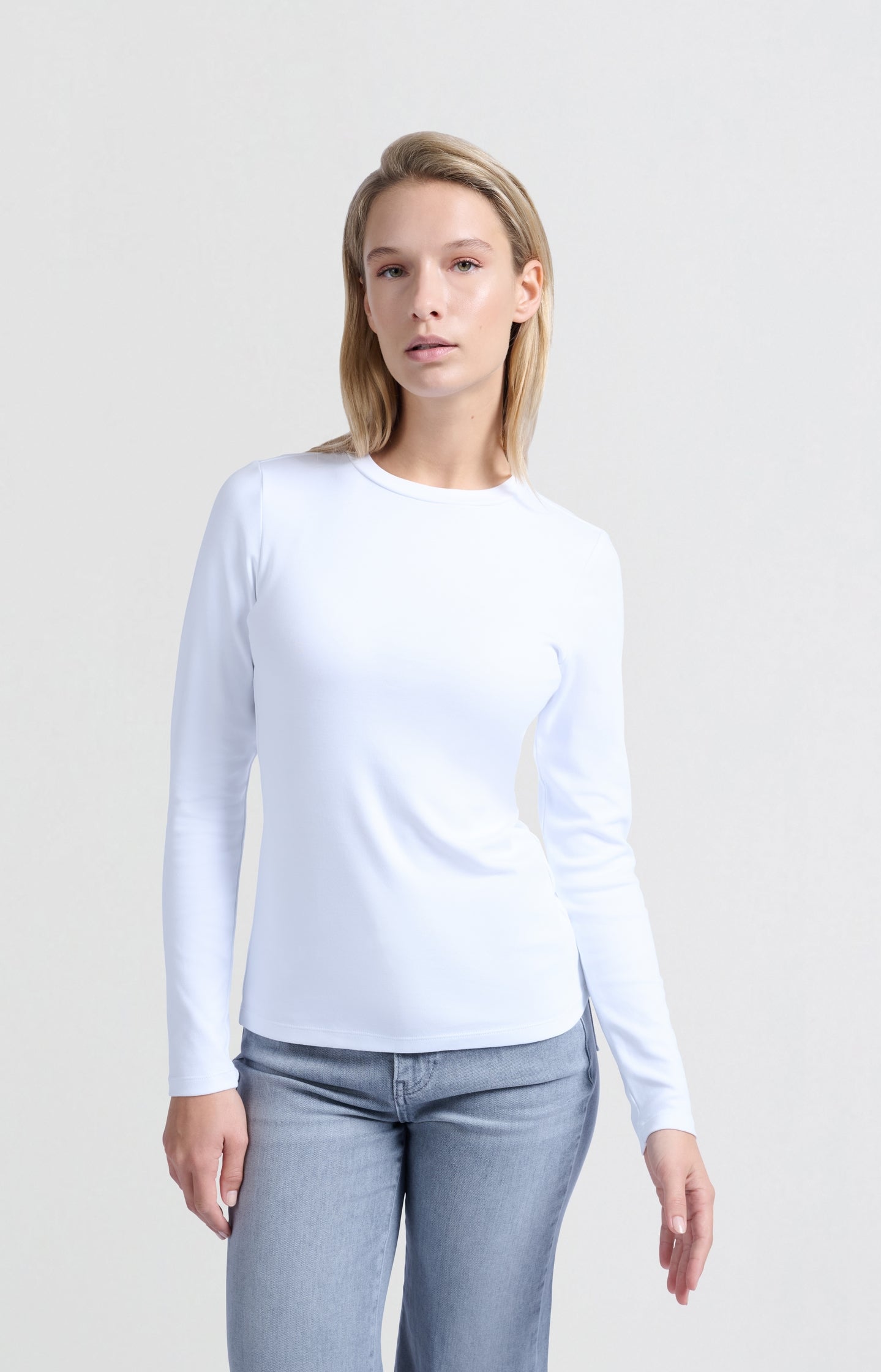 Basic T-shirt with long sleeves and round neck