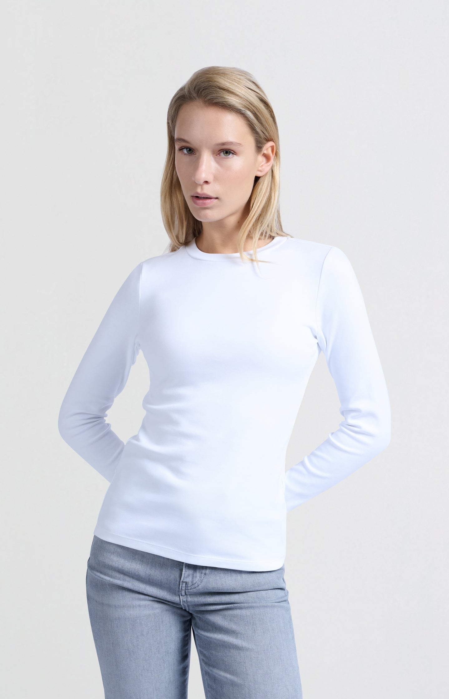 Basic T-shirt with long sleeves and round neck