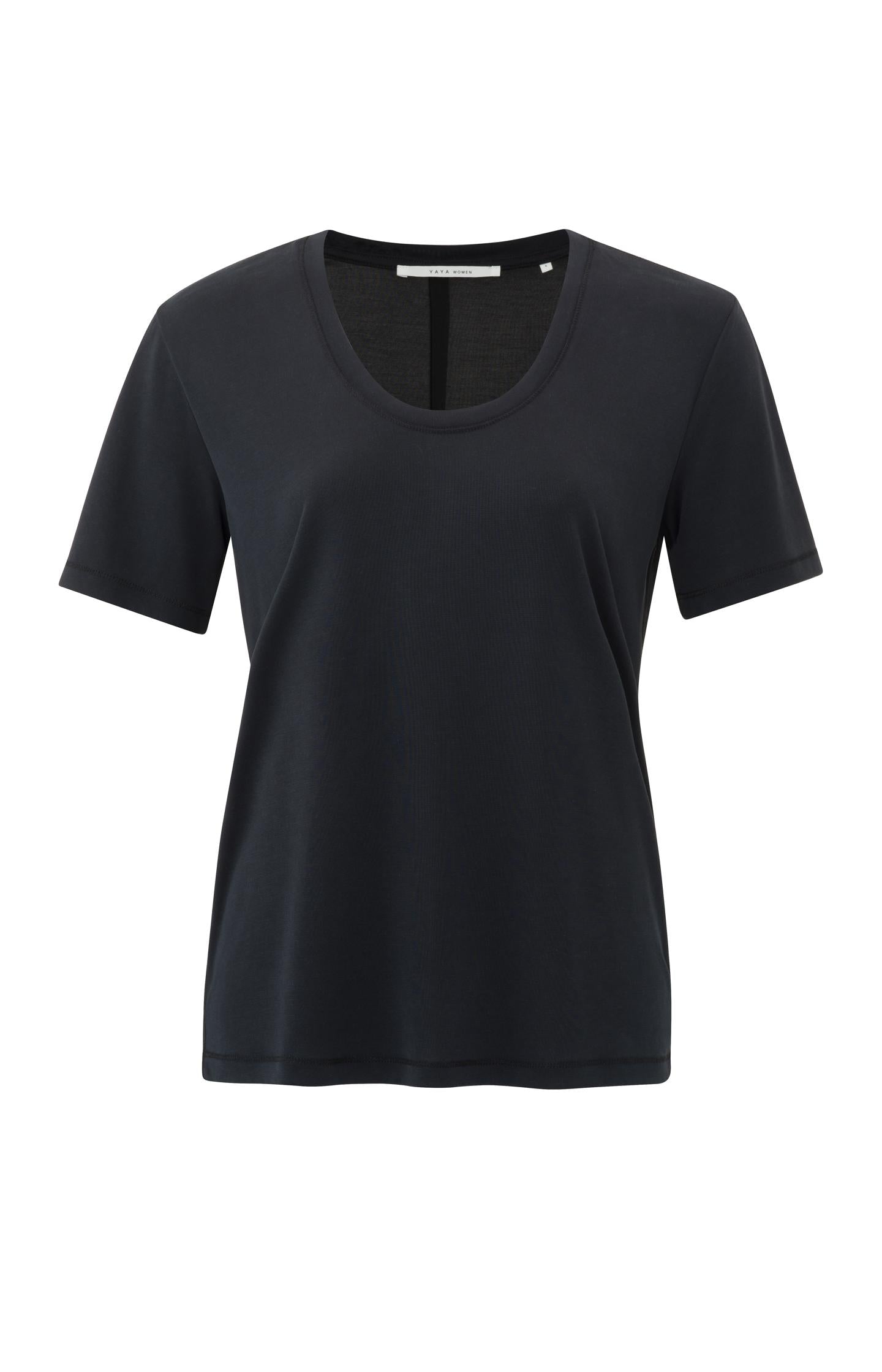 Basic T-shirt with round neck and short sleeves in slim fit - Type: product