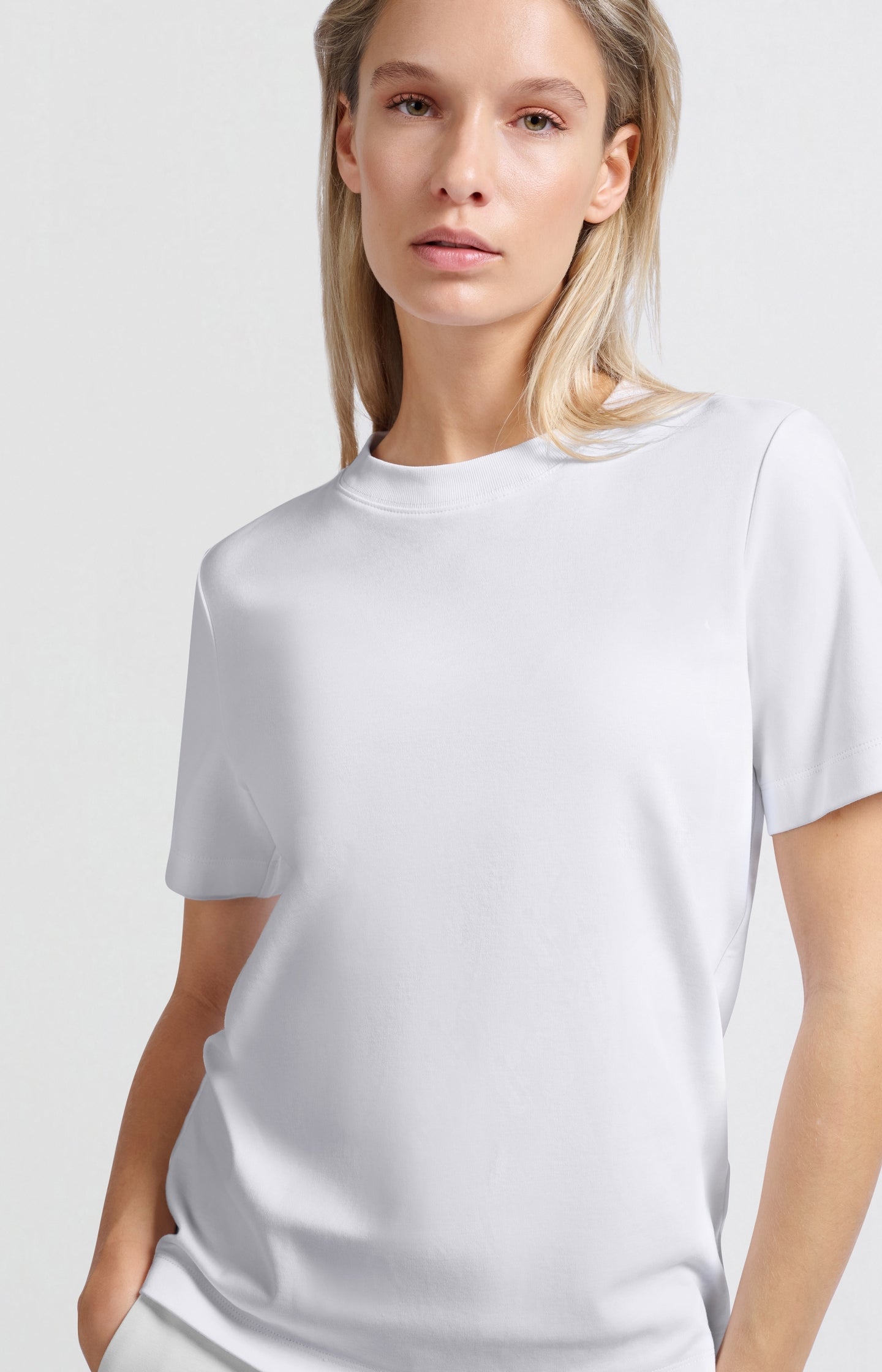 Basic T-shirt with short sleeves and round neck