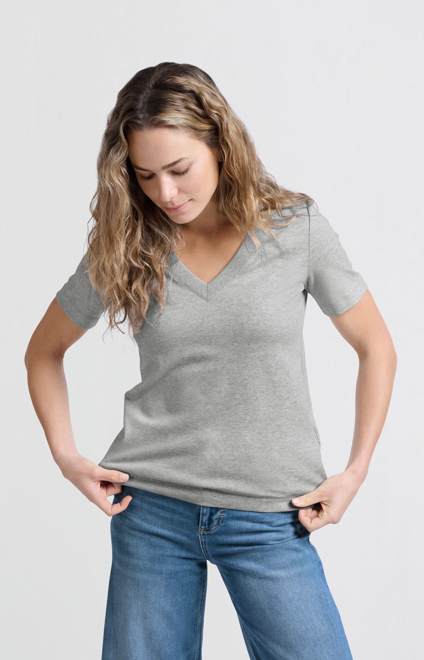 Basic T-shirt with V-neck and short sleeves