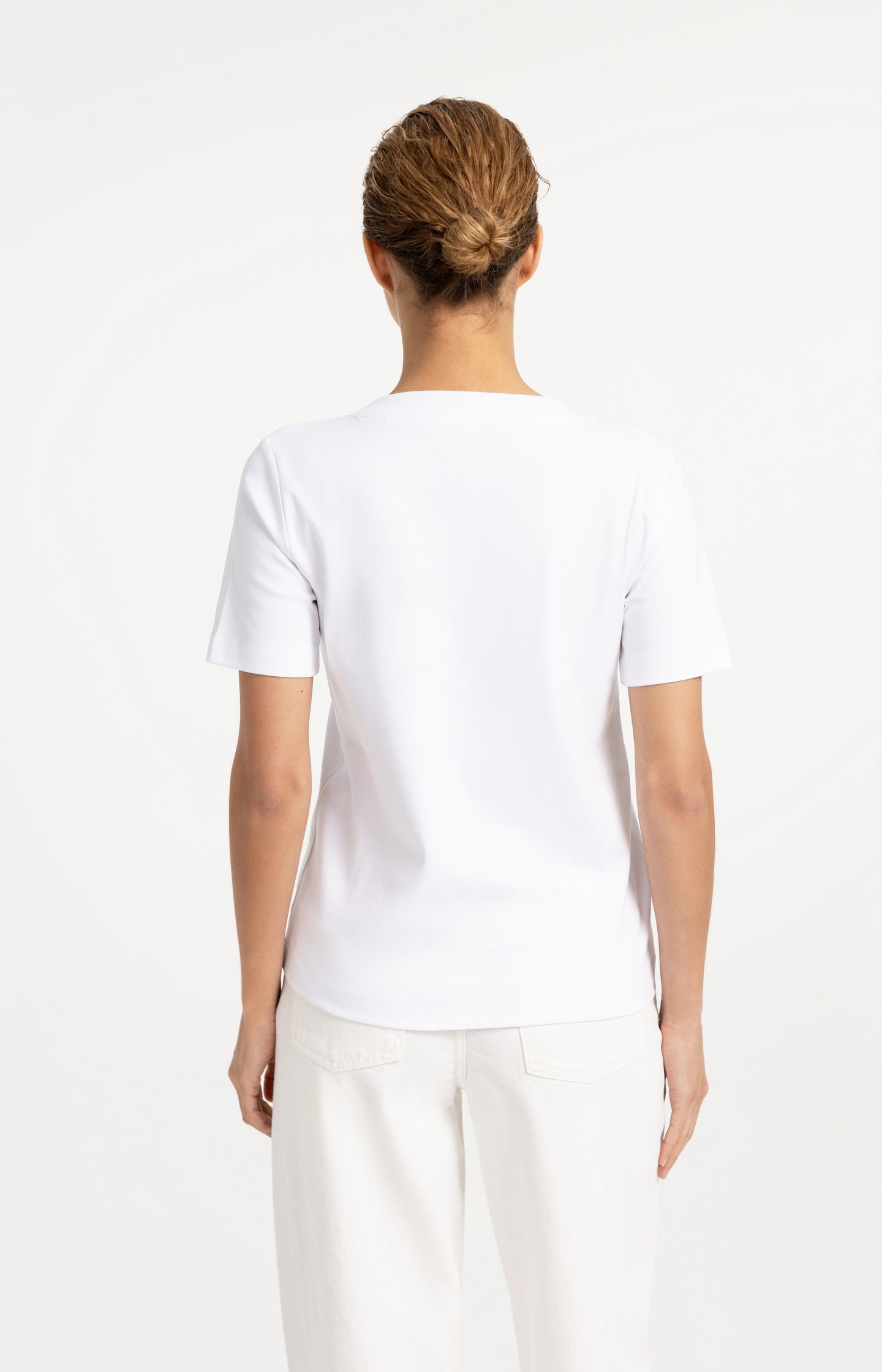 Basic T-shirt with V-neck and short sleeves - Type: lookbook