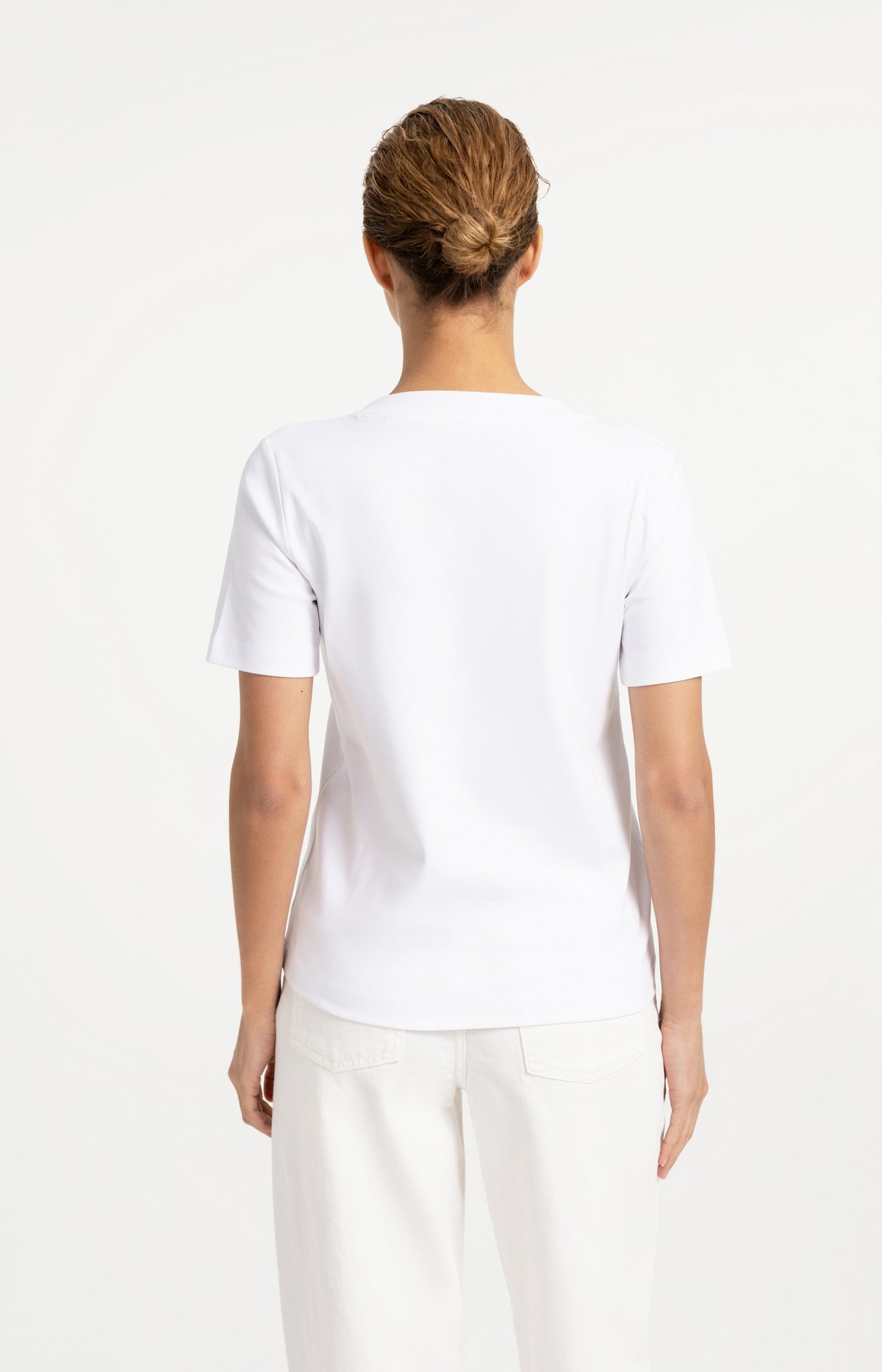 Basic T-shirt with V-neck and short sleeves