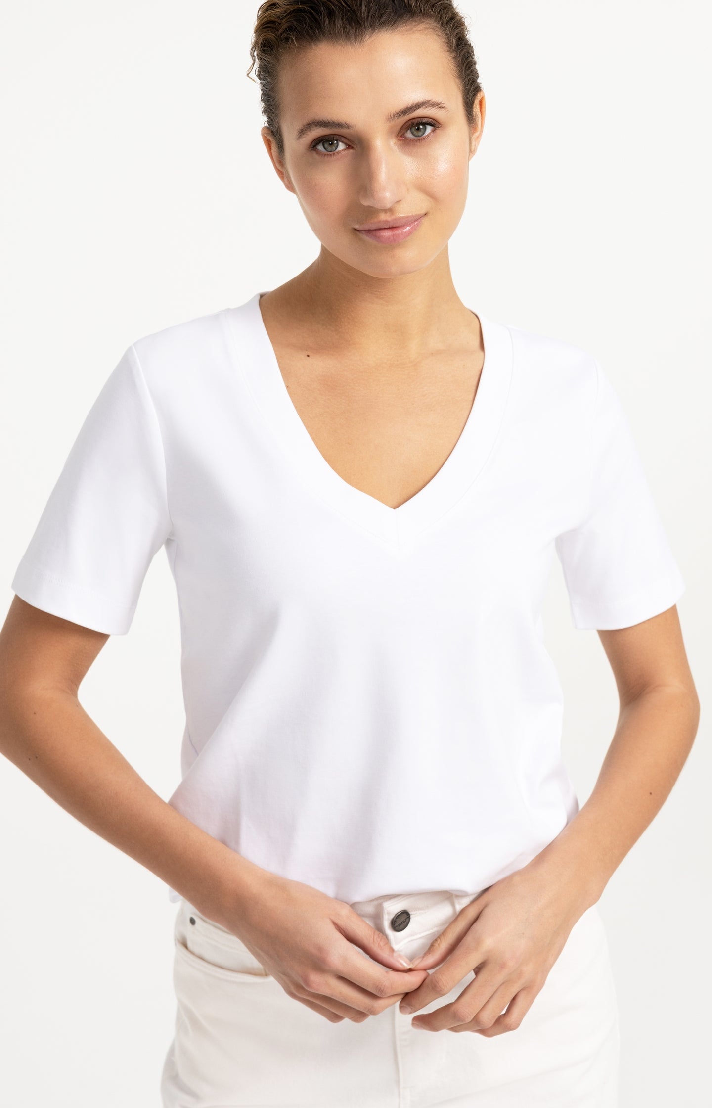 Basic T-shirt with V-neck and short sleeves - Type: lookbook