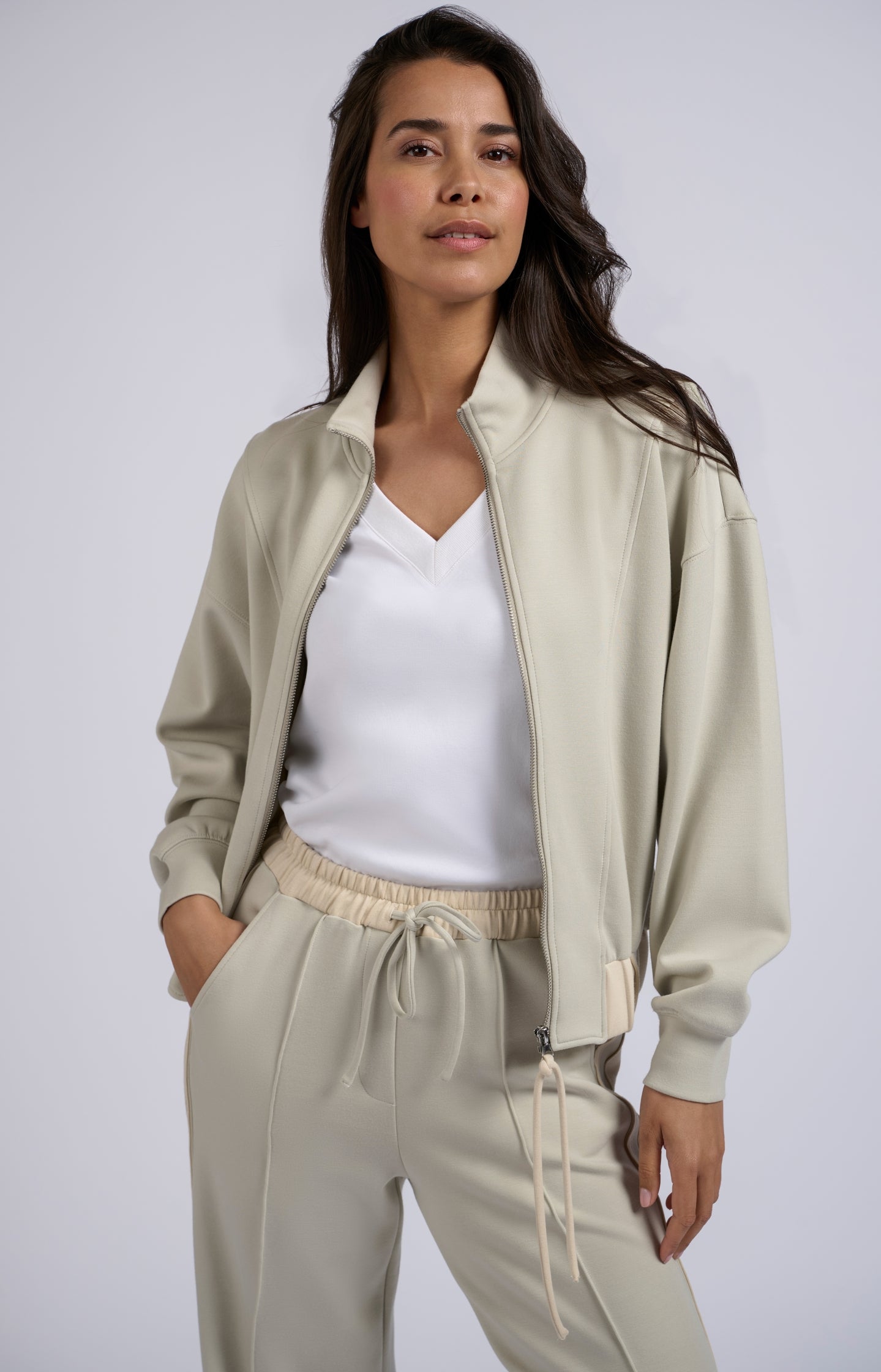 Beige cardigan with long sleeves, zipper and string collar