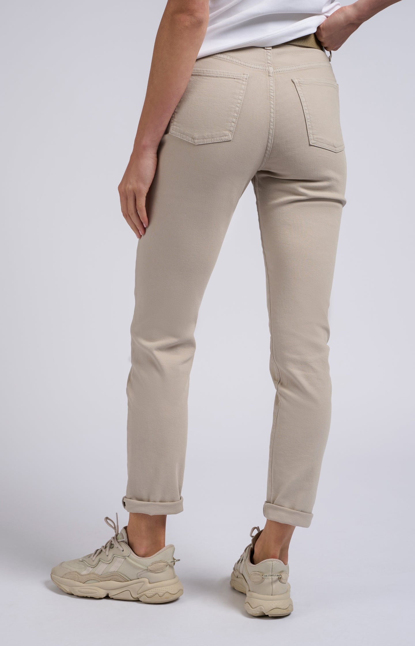 Beige denim pants with straight legs, belt loops and pockets