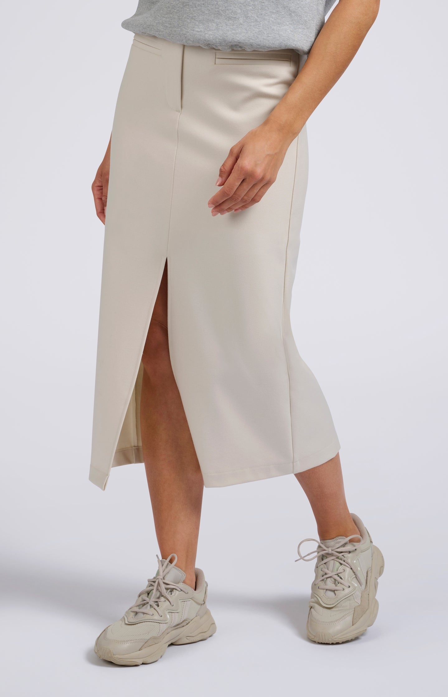 Beige midi skirt with split and elastic waist with belt loop