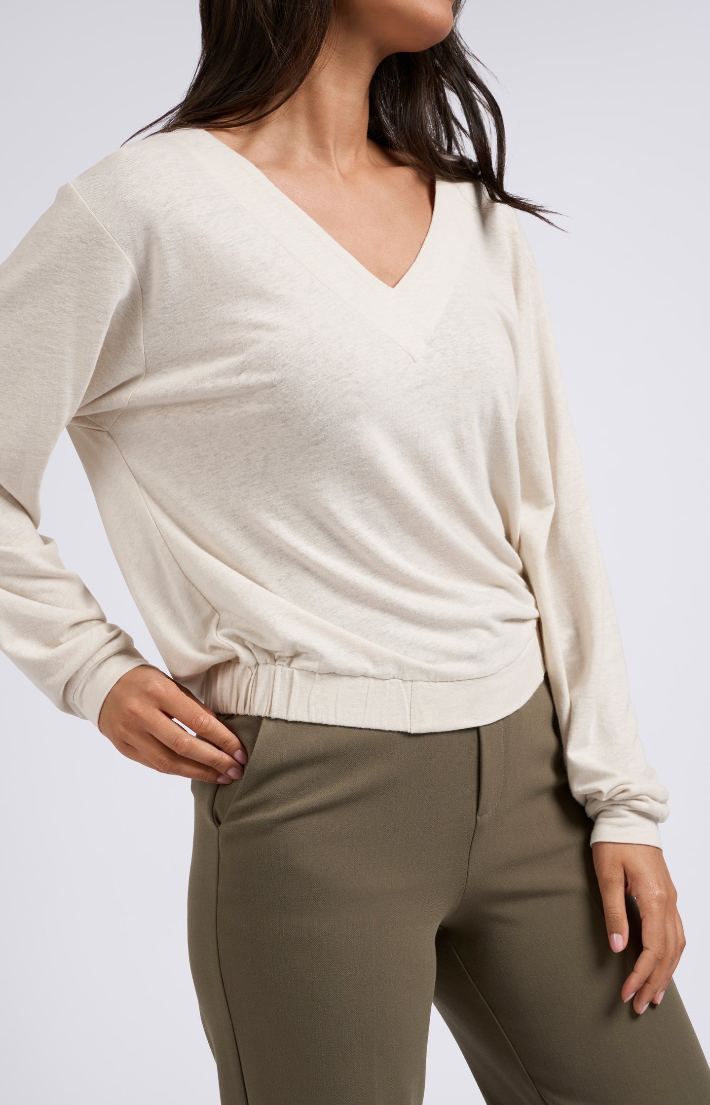 Beige top with long sleeves, V-neck and elastic hem - Type: lookbook