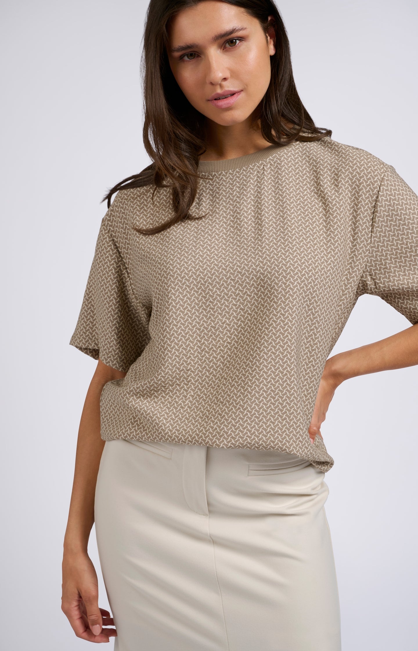 Beige top with short sleeves, round neck and printed pattern - Type: lookbook